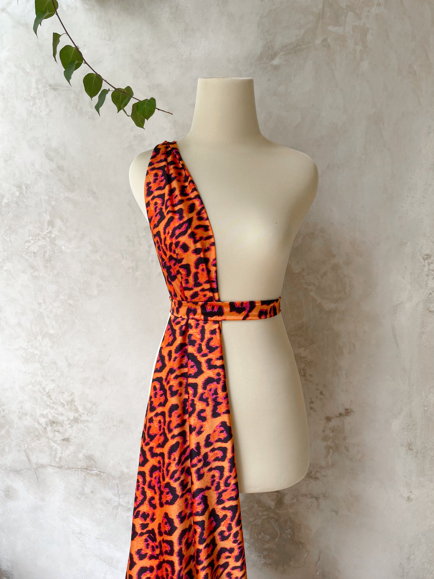 Tela Heavy Crepe Satén Animal Print en Naranja Intenso y Fucsia