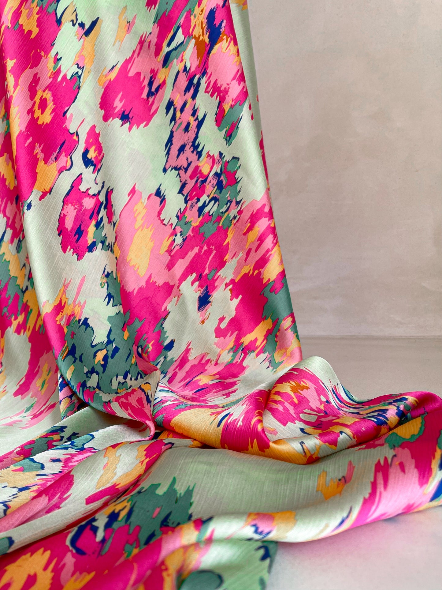 Tela Crepé Satén Crinkle Verde Menta con Fucsia y Amarillo