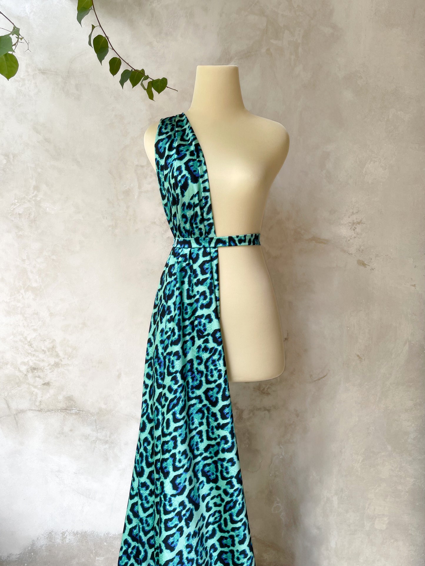 Tela Heavy Crepe Satén Animal Print en Verde y Azul Eléctrico