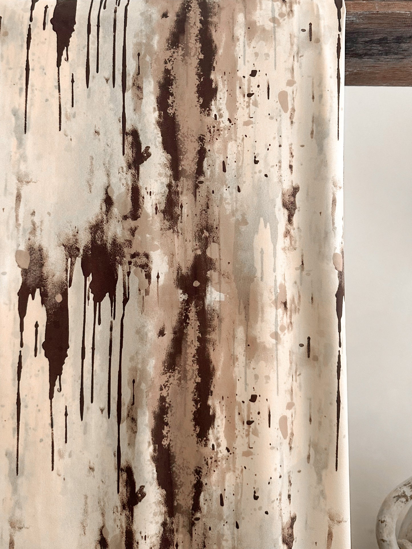 Tela Lycra Estampada Abstracta en Tonos Neutros y Negro