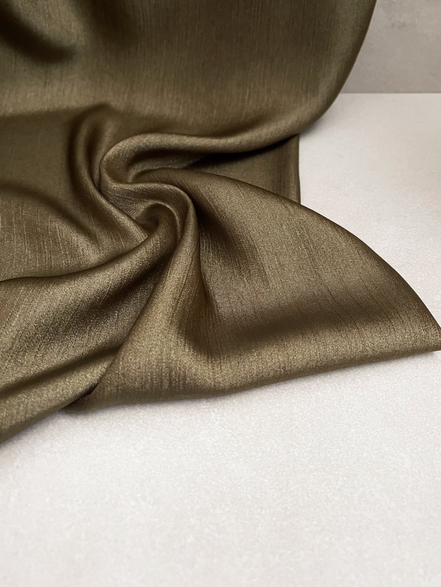 Tela Crepé Crinkle Brillante Oliva Oscuro