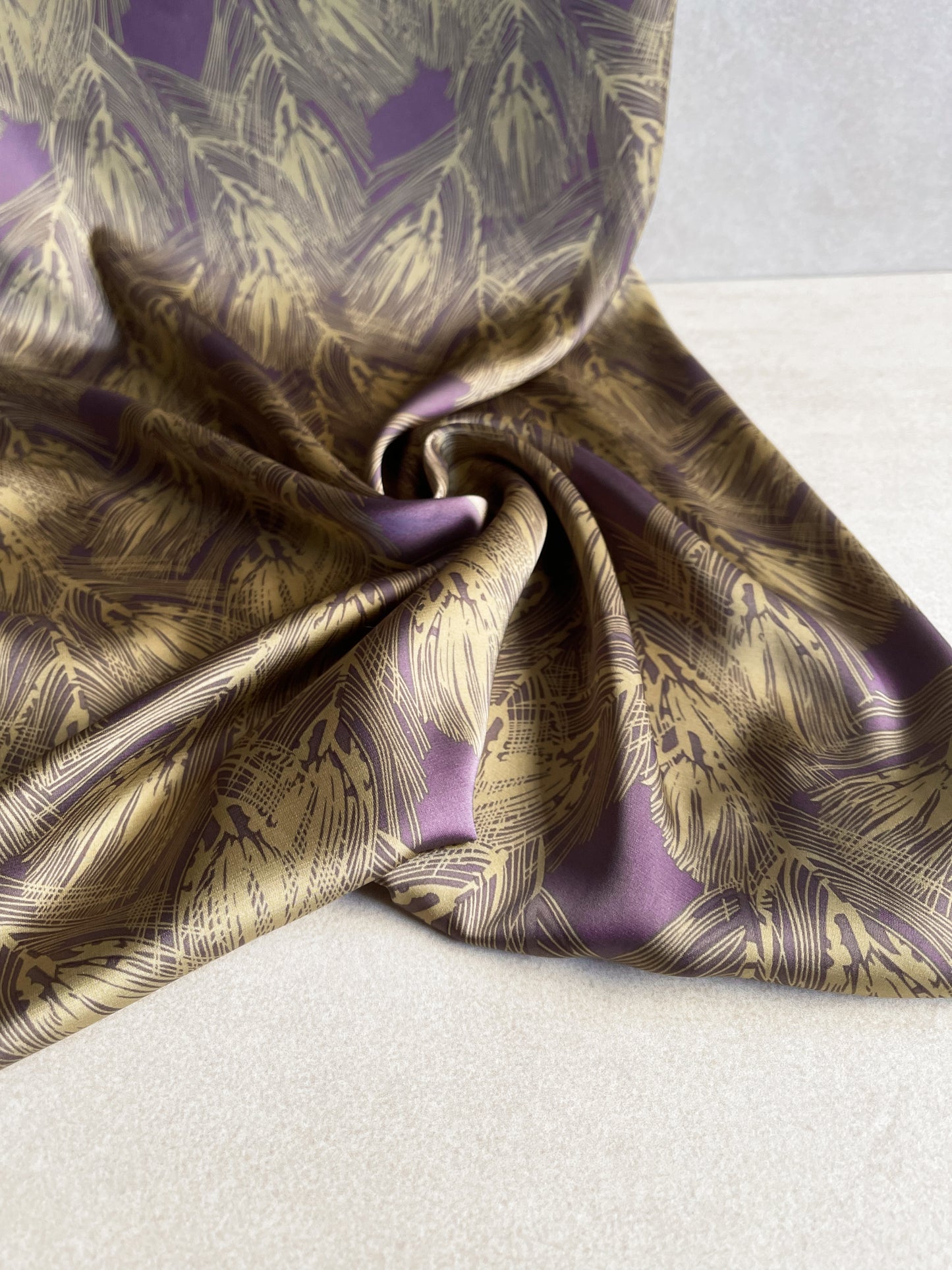 Tela Satén Couture Elastizado – Estampado Botánico en Lavanda Ahumado y Verde Oliva