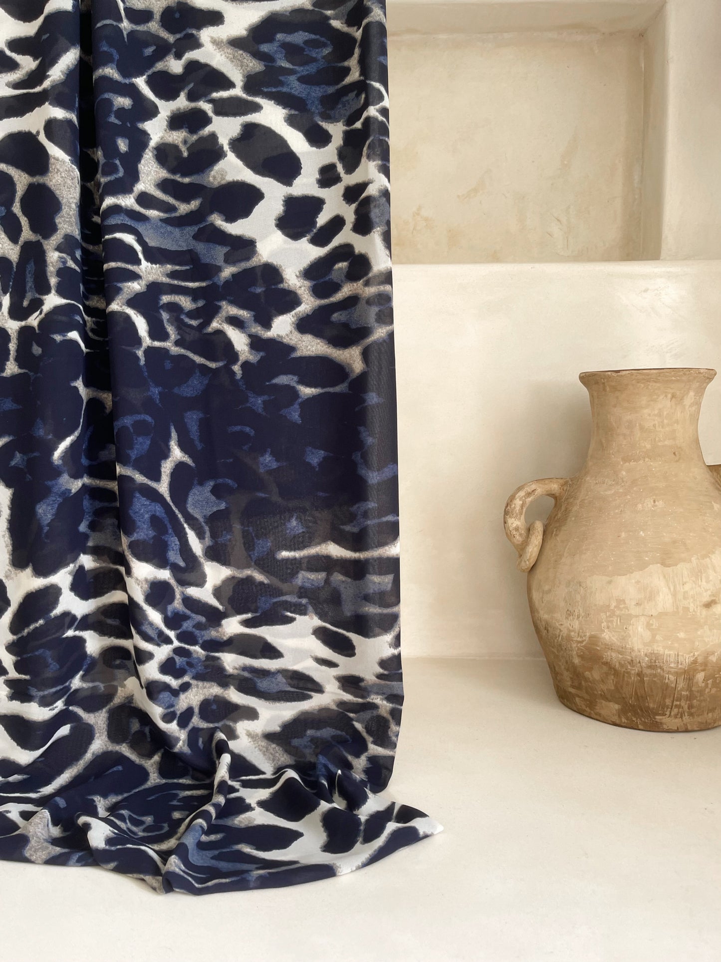 Tela Gasa Estampada Animal en Azul y Gris