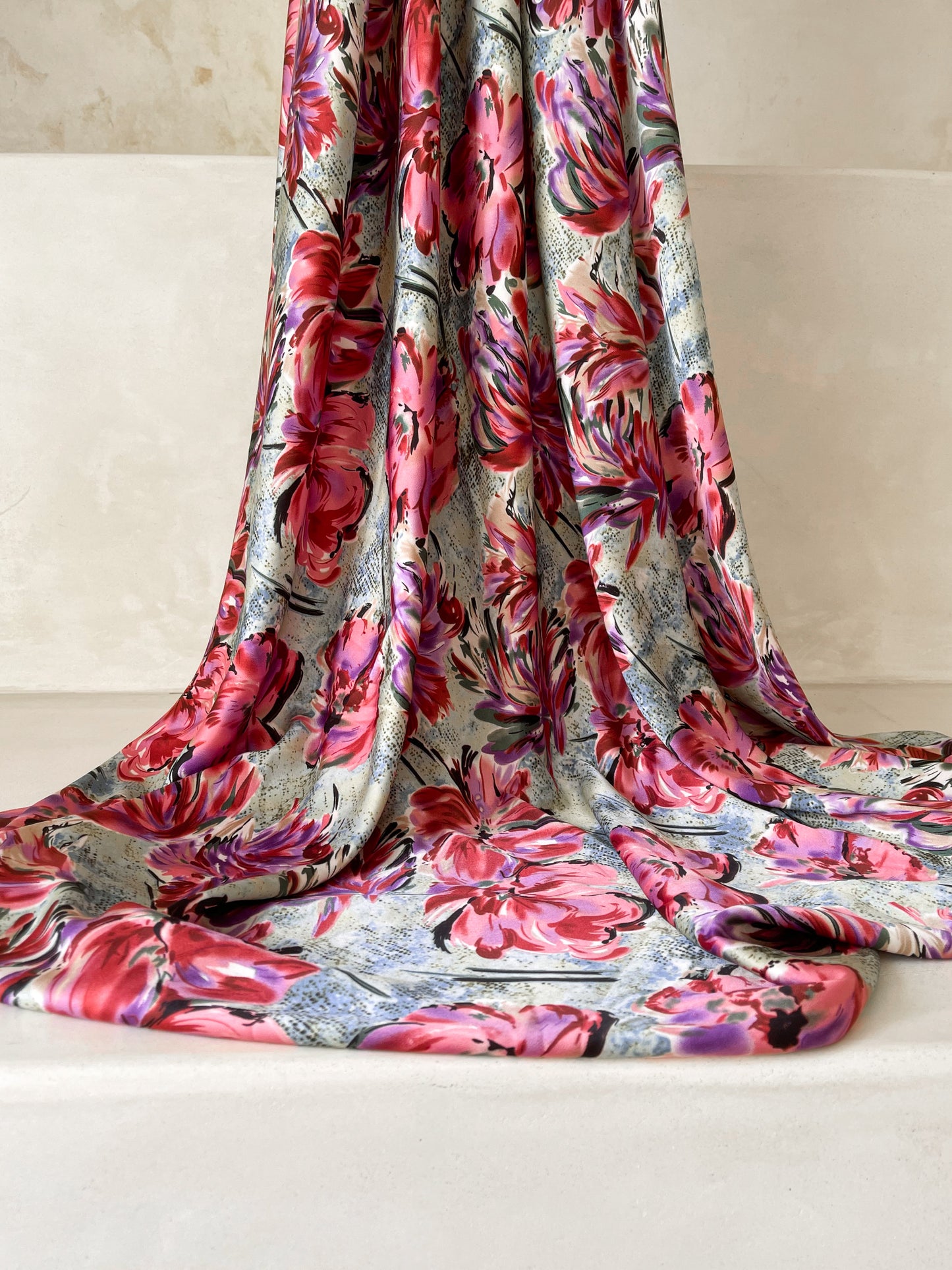Tela Satén Couture Elastizado – Estampado Floral Artístico en Gris Perla, Fucsia y Coral