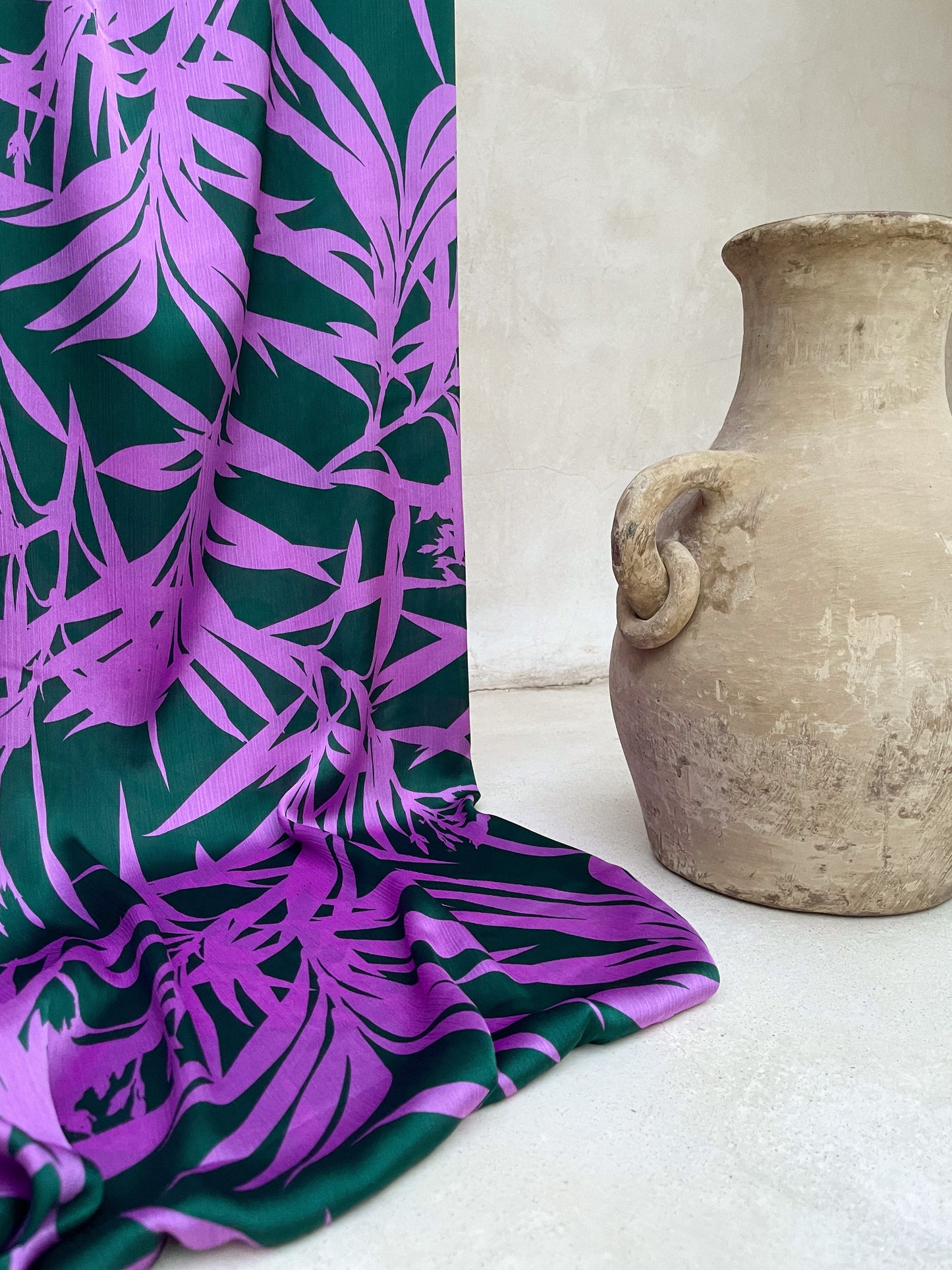 Tela Crepé Satén Crinkle Hojas Geométricas Morado y Verde Esmeralda