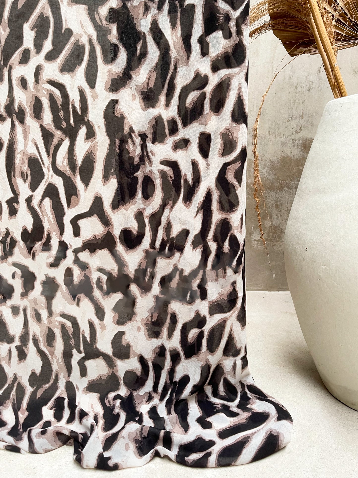 Tela Gasa Estampada Animal en Negro y Nude