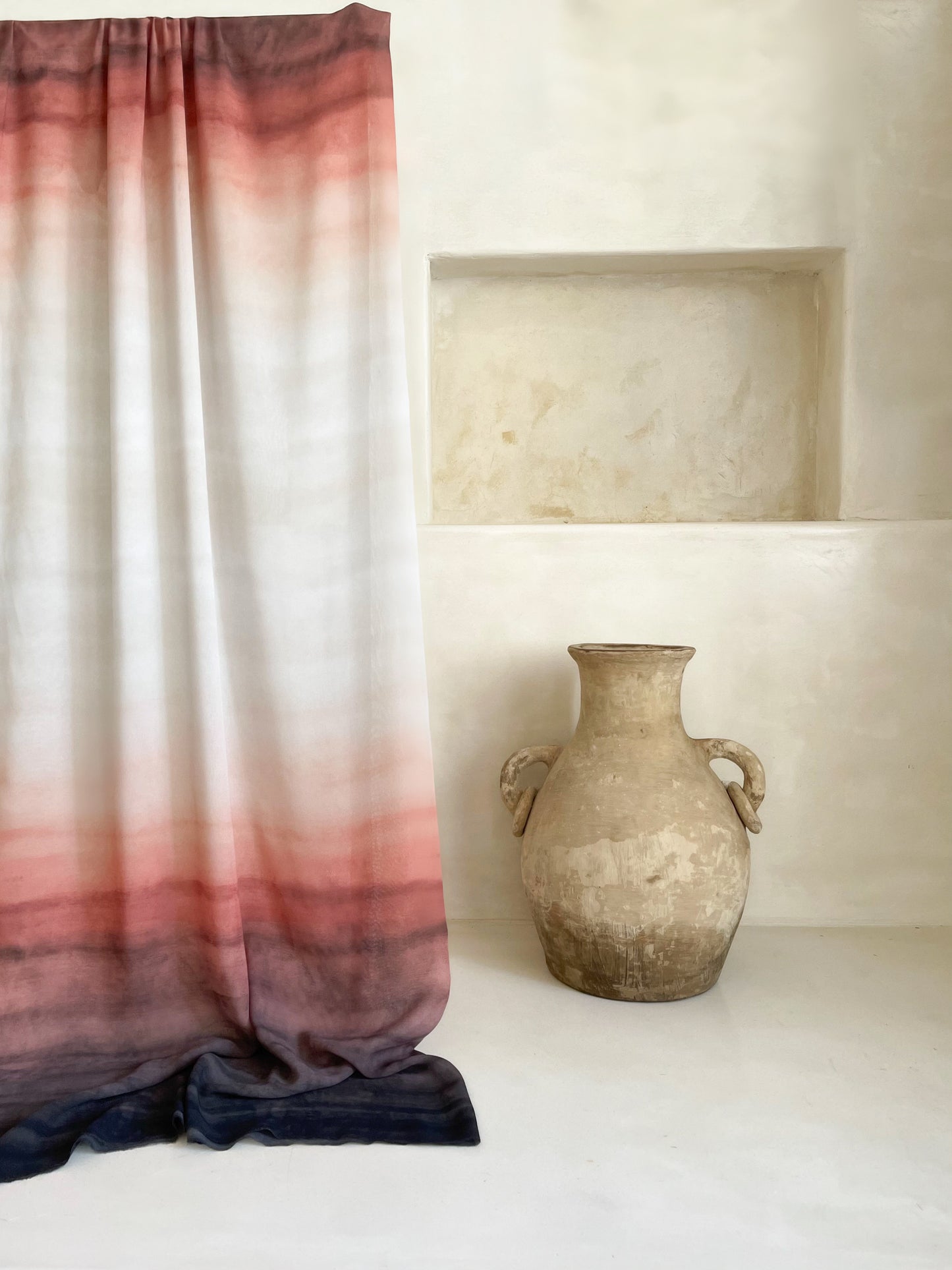 Tela Gasa Degradé en Crudo, Tonos Corales, Rojizos y Negro