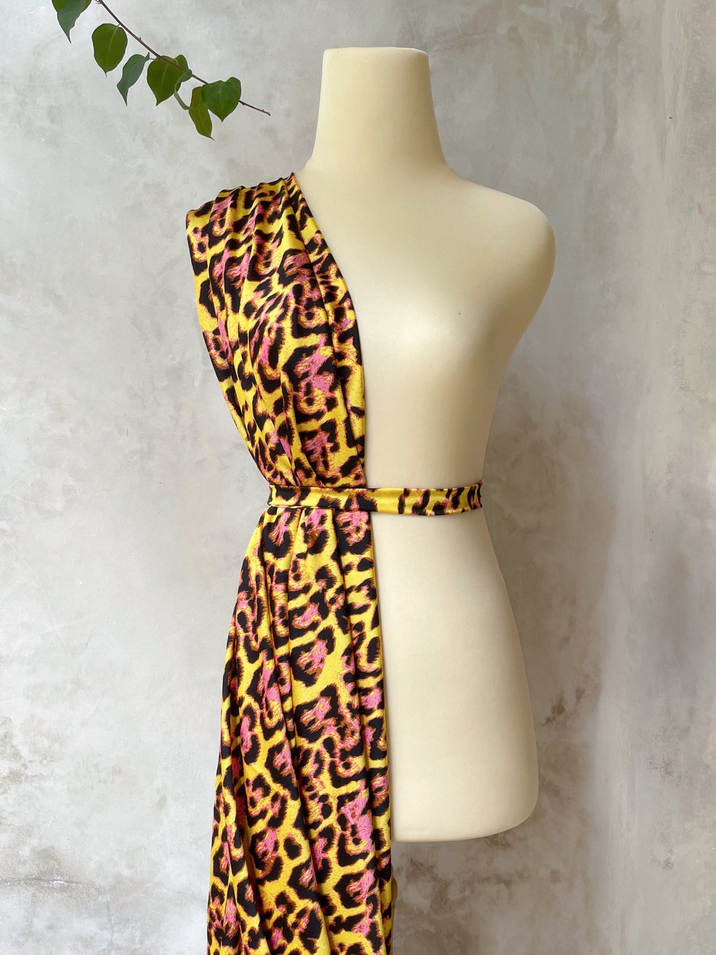 Tela Heavy Crepe Satén Animal Print en Amarillo Vibrante y Rosa Intenso