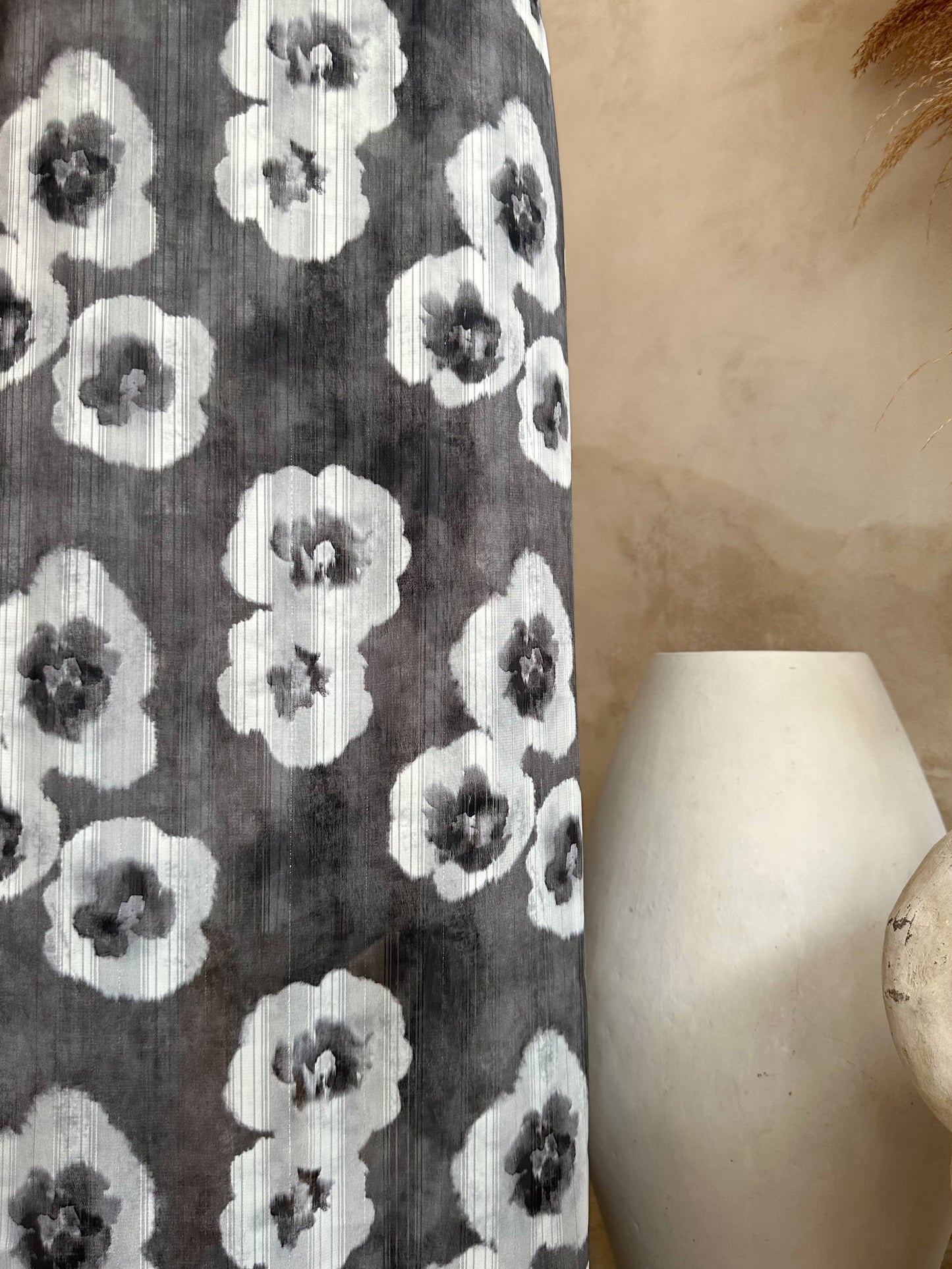 Gasa Estampada Lurex en Tonos Gris y Crudo