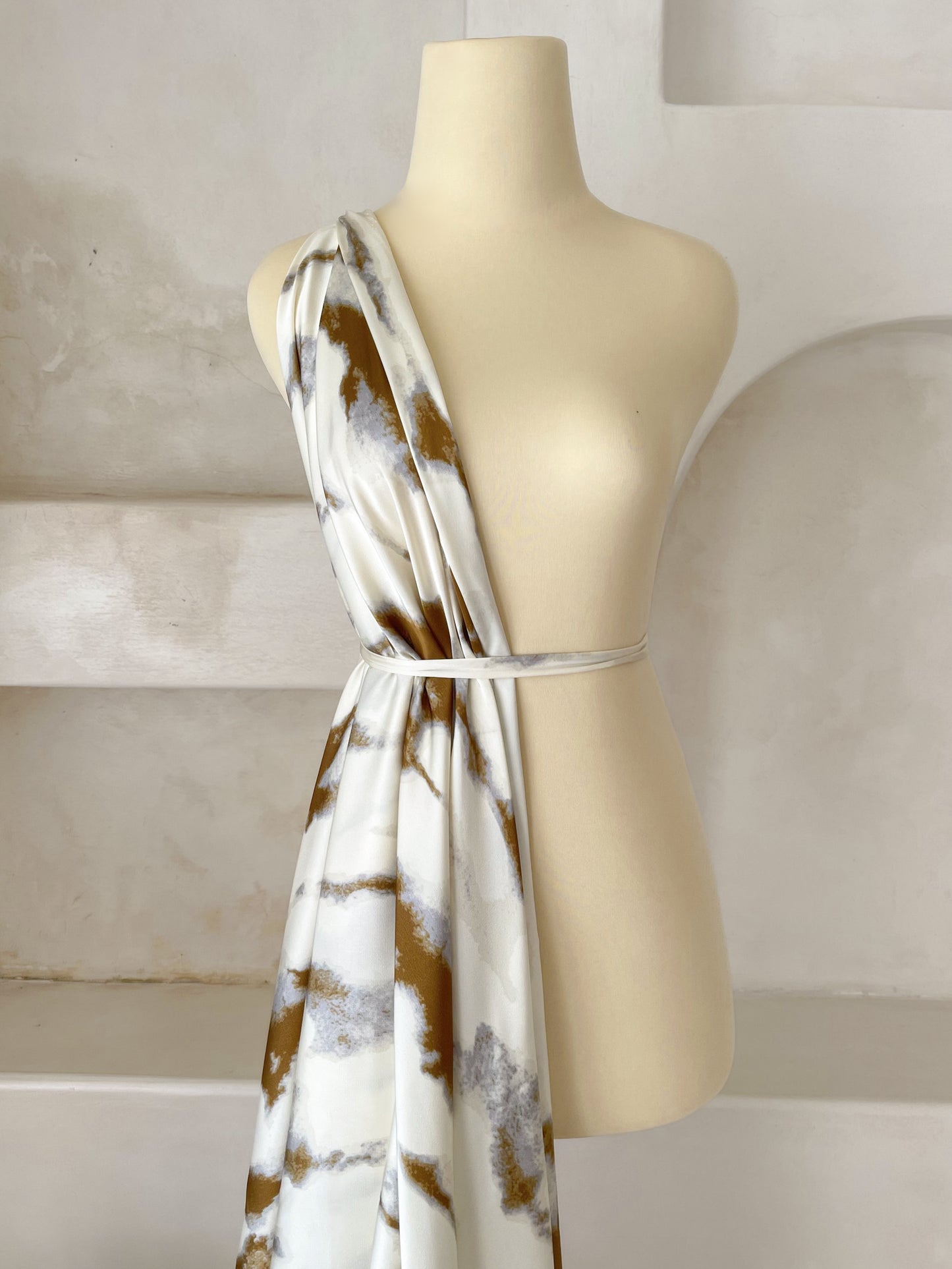 Tela Heavy Crepe Satén Estampado Abstracto en Blanco Marfil, Camel y Gris Niebla