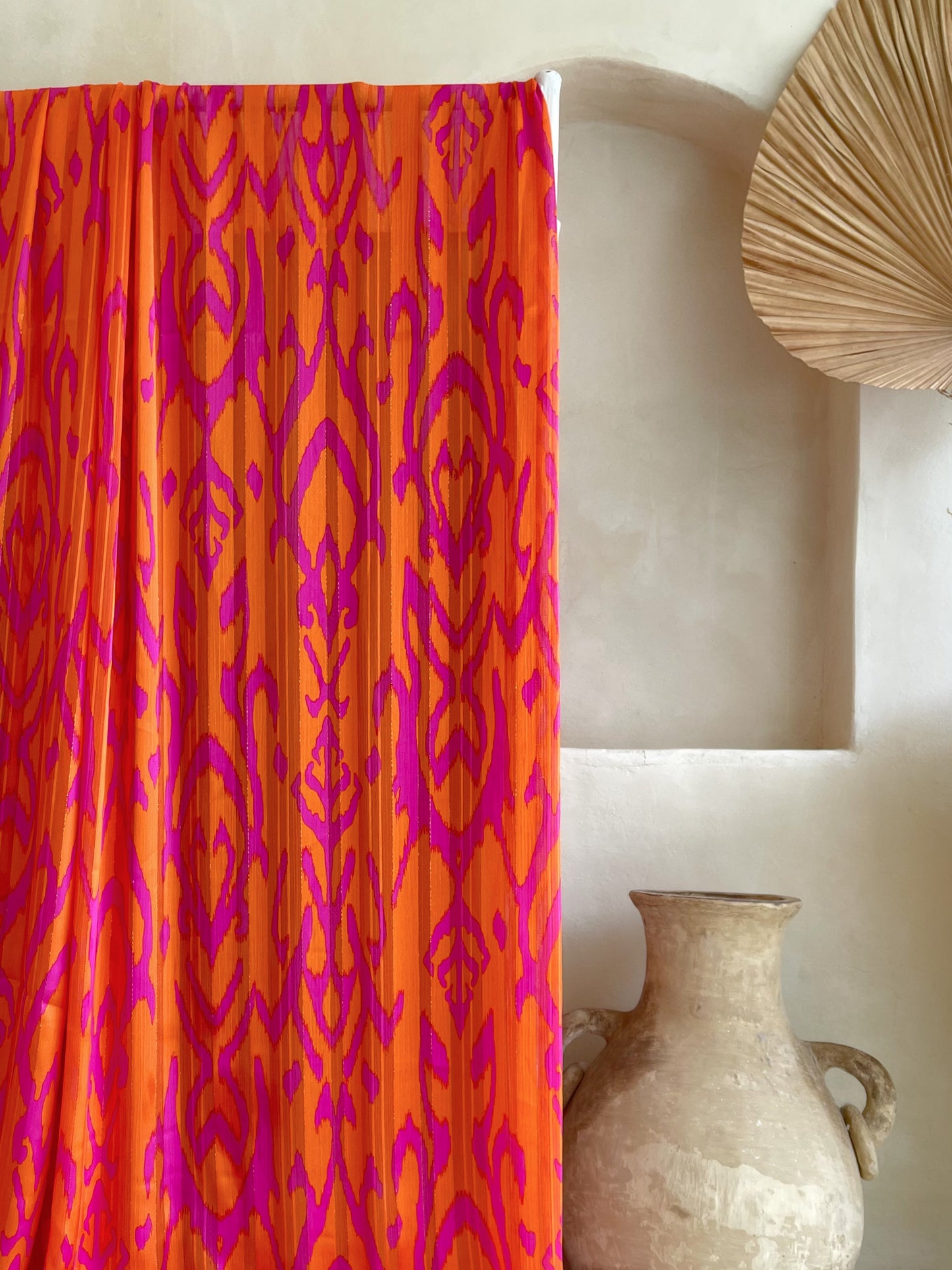 Tela Gasa Texturizada Naranja y Fucsia con Lurex Dorado