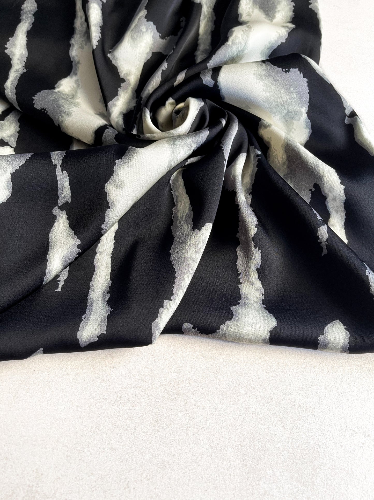 Tela Heavy Crepe Satén Estampado Abstracto en Negro, Blanco Humo y Gris Ceniza