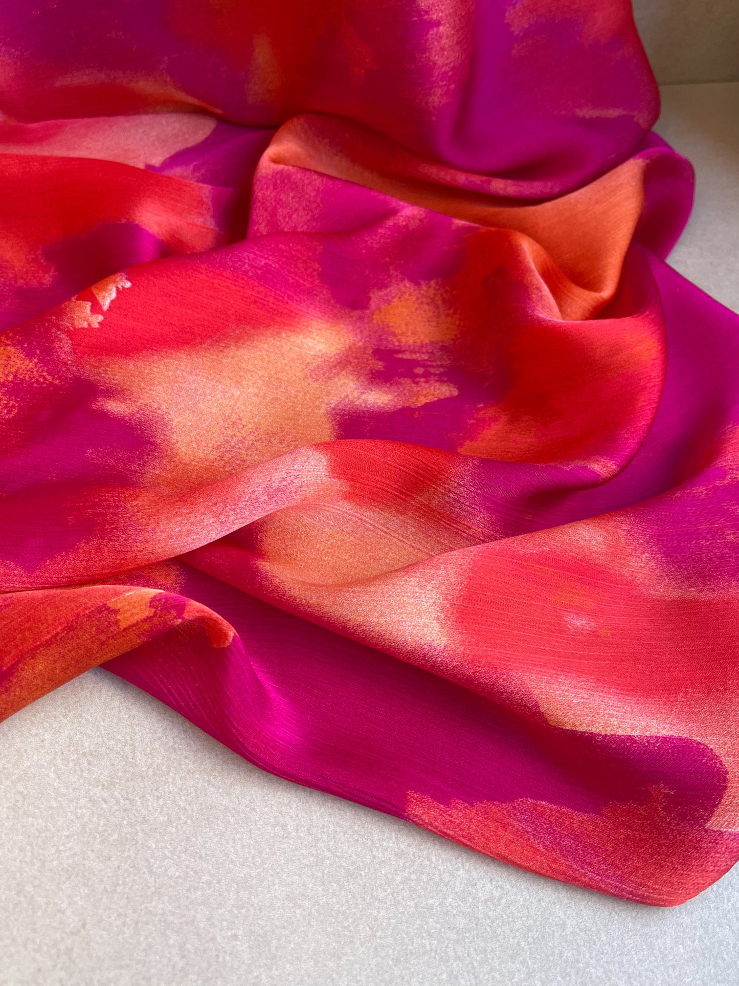 Tela Crepé Satén Crinkle Fucsia con Naranjas y Amarillos