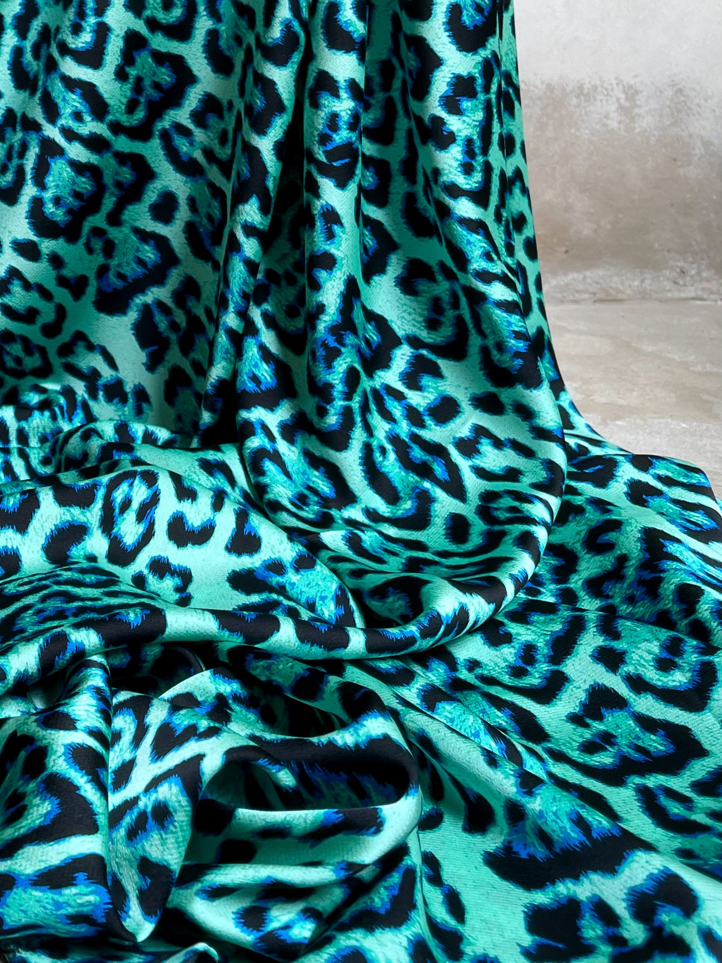 Tela Heavy Crepe Satén Animal Print en Verde y Azul Eléctrico
