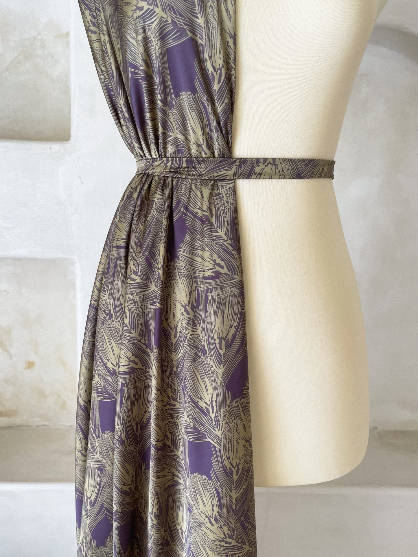 Tela Satén Couture Elastizado – Estampado Botánico en Lavanda Ahumado y Verde Oliva