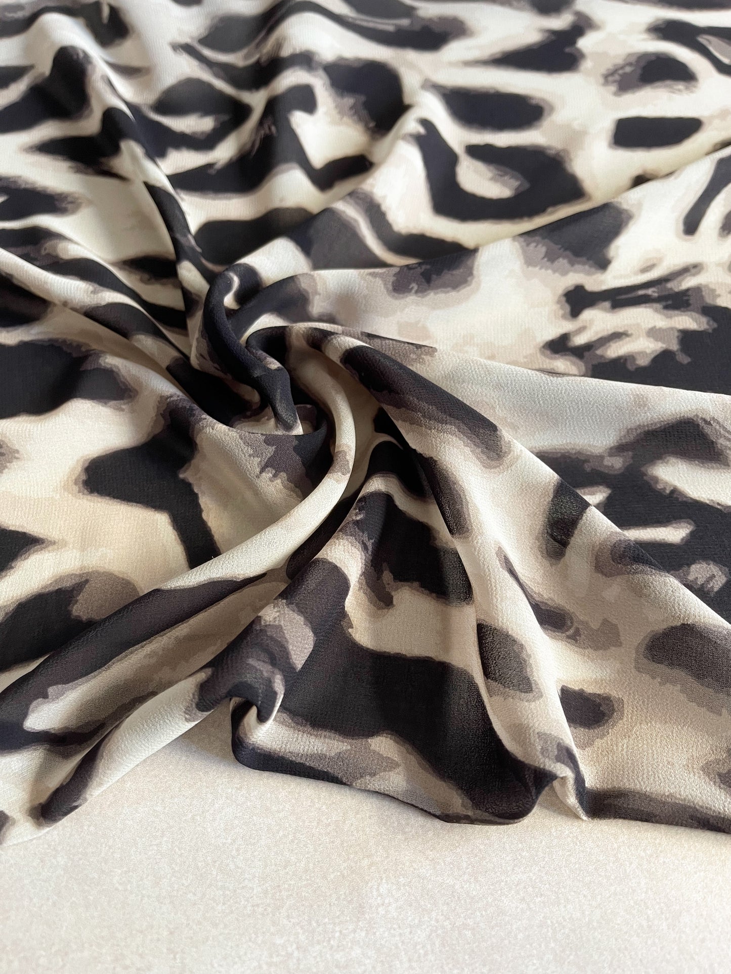 Tela Gasa Estampada Animal en Negro y Arena