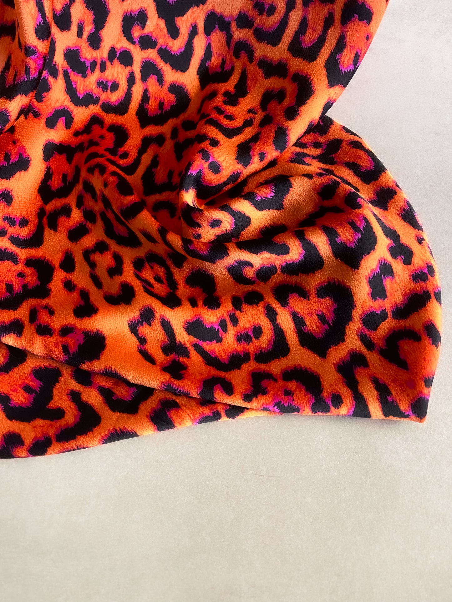 Tela Heavy Crepe Satén Animal Print en Naranja Intenso y Fucsia