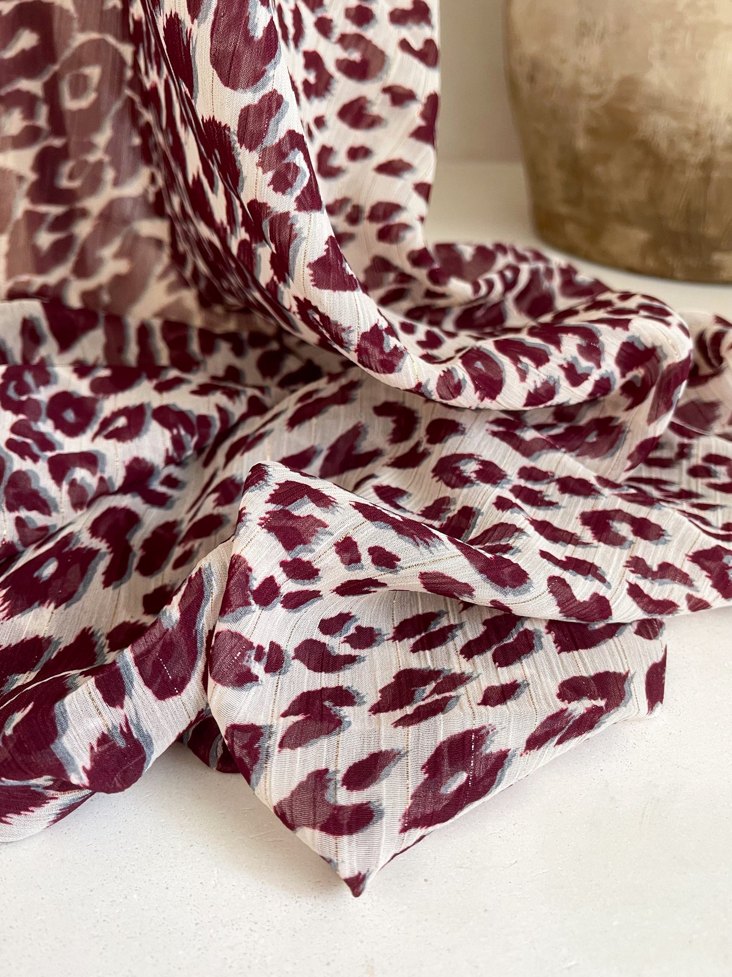 Tela Gasa Animal Print con Lurex en Burdeo y Beige