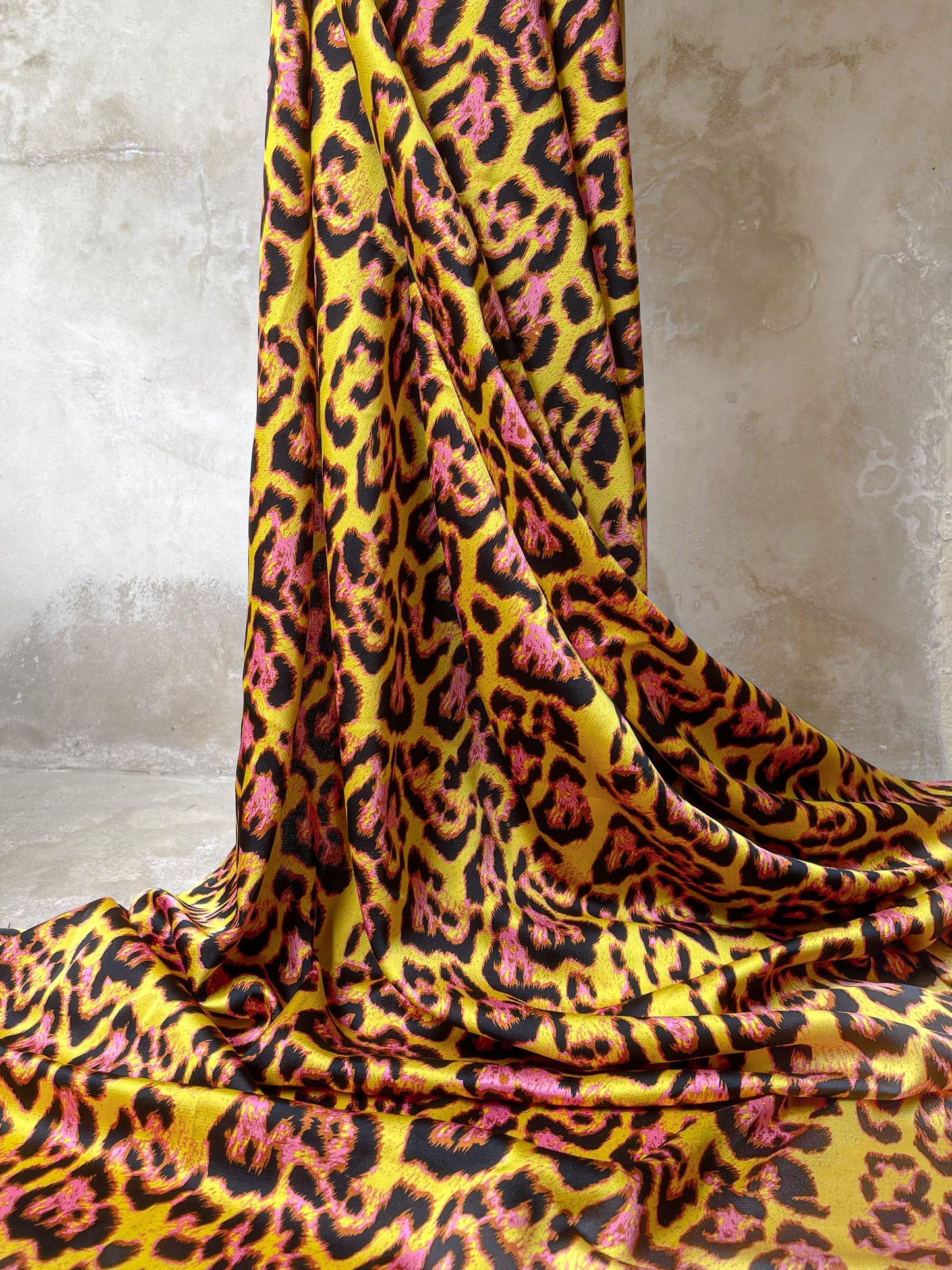 Tela Heavy Crepe Satén Animal Print en Amarillo Vibrante y Rosa Intenso