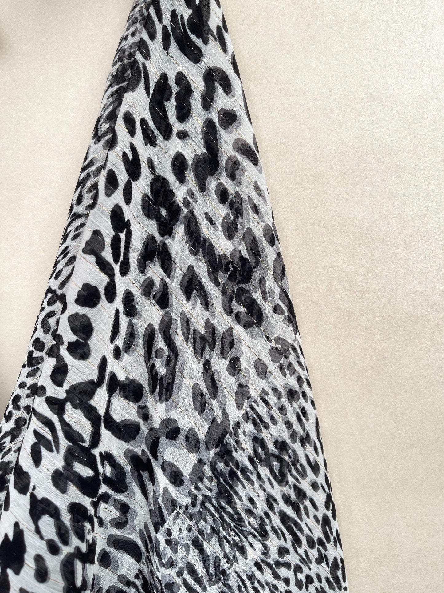 Tela Gasa Animal Print en Blanco y Negro con Lurex Dorado