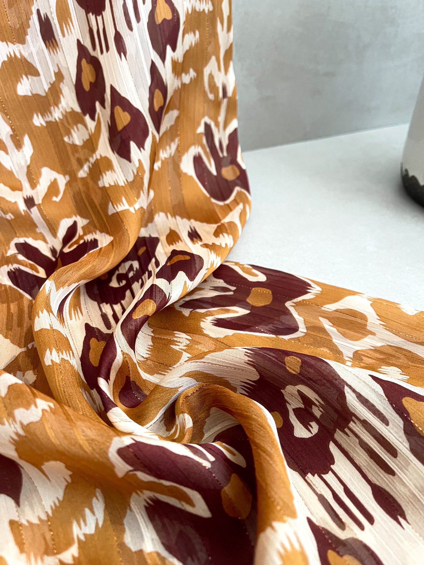 Tela Gasa Texturizada Mostaza con Estampado Étnico en Vino y Crema
