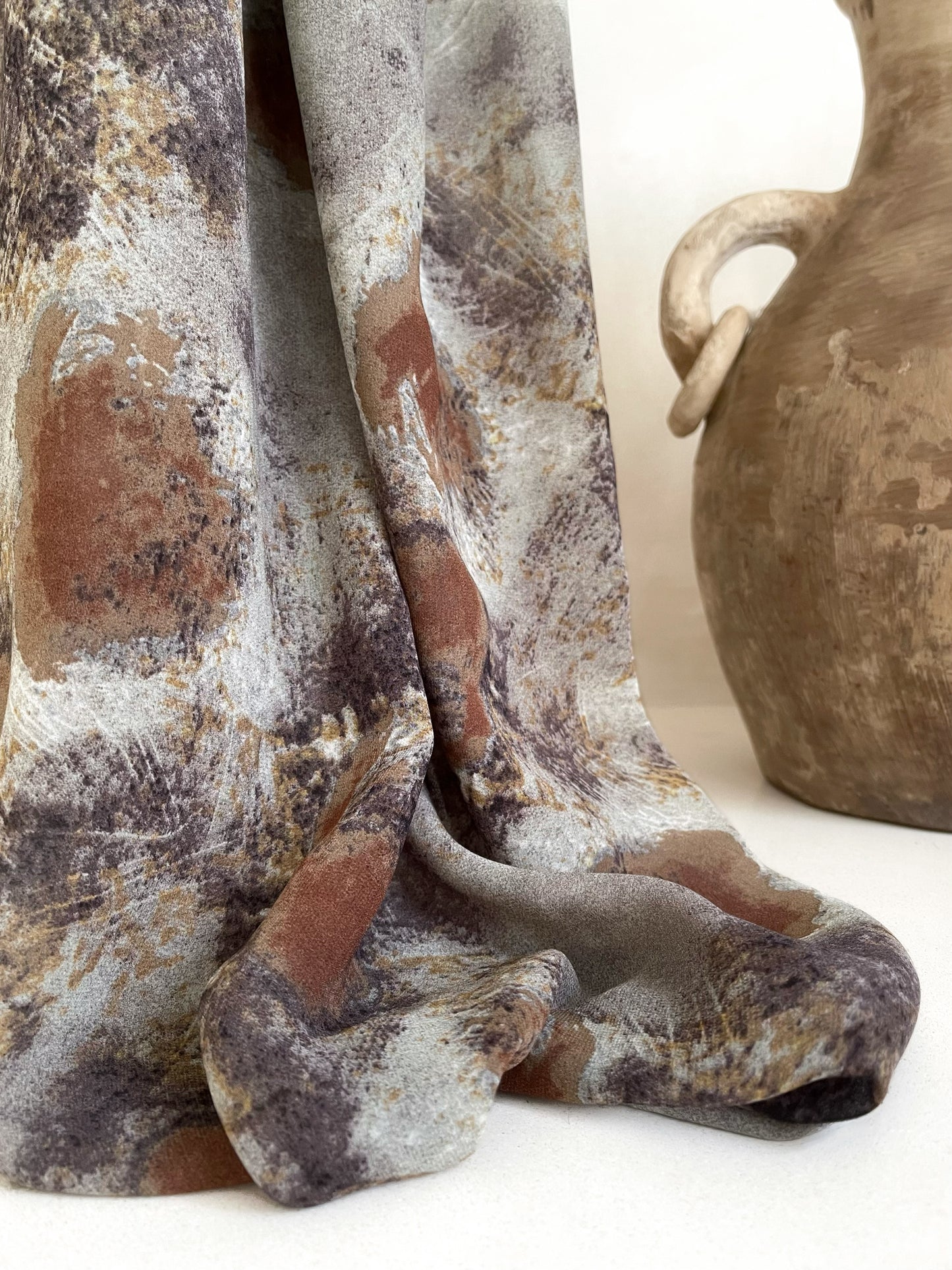 Tela Gasa Estampada en Tonos Tierra y Gris Piedra