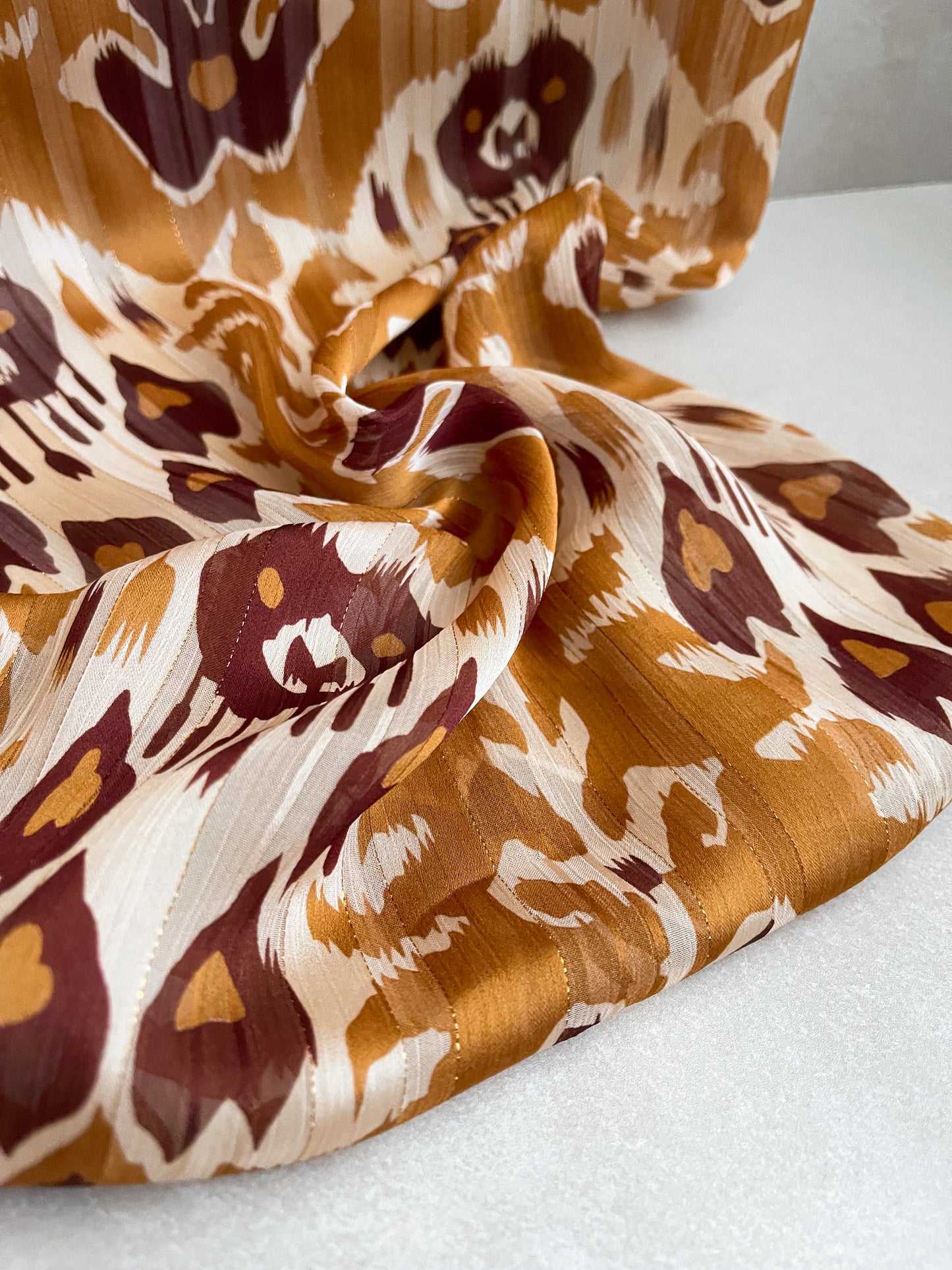 Tela Gasa Texturizada Mostaza con Estampado Étnico en Vino y Crema