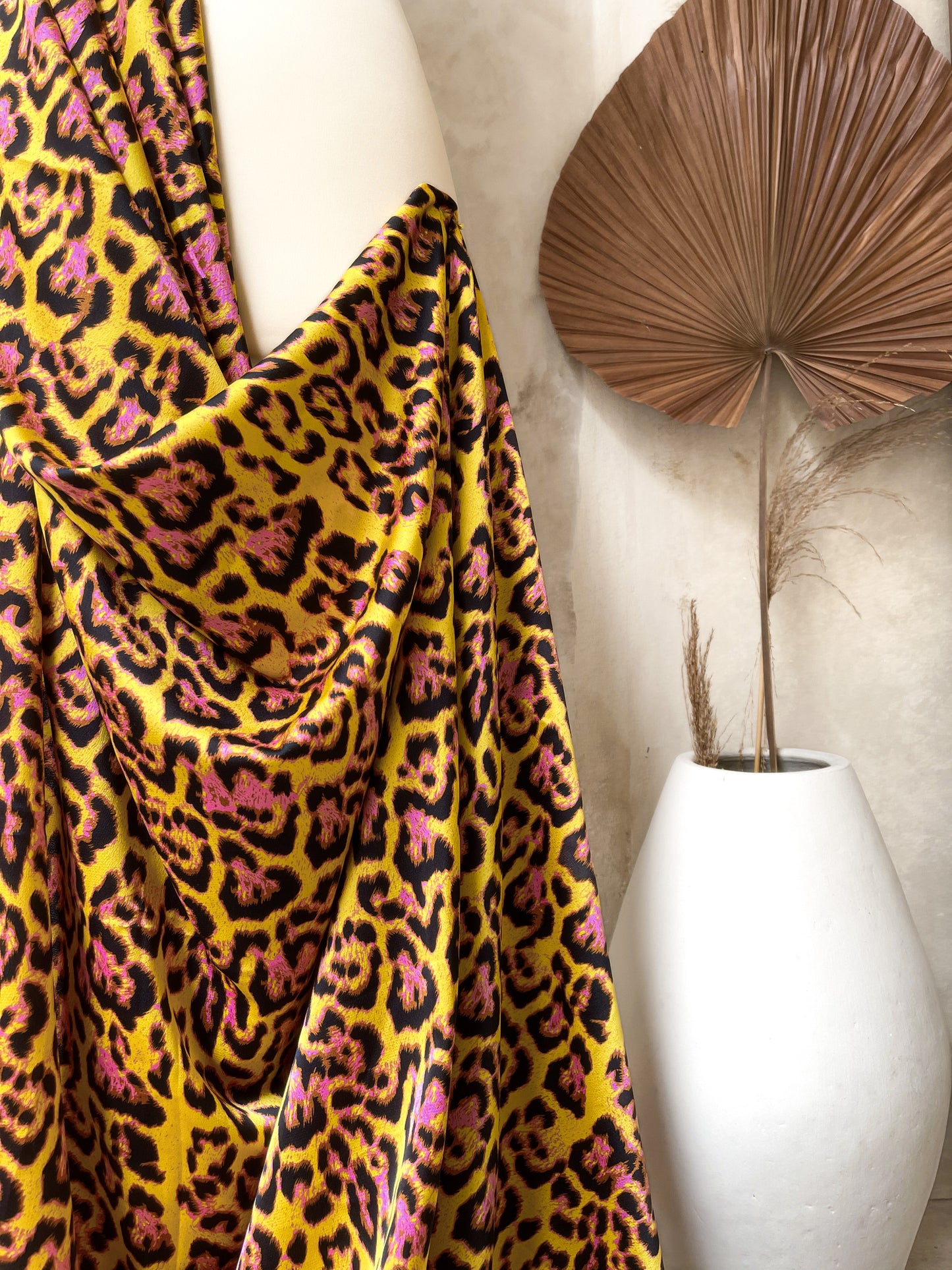 Tela Heavy Crepe Satén Animal Print en Amarillo Vibrante y Rosa Intenso