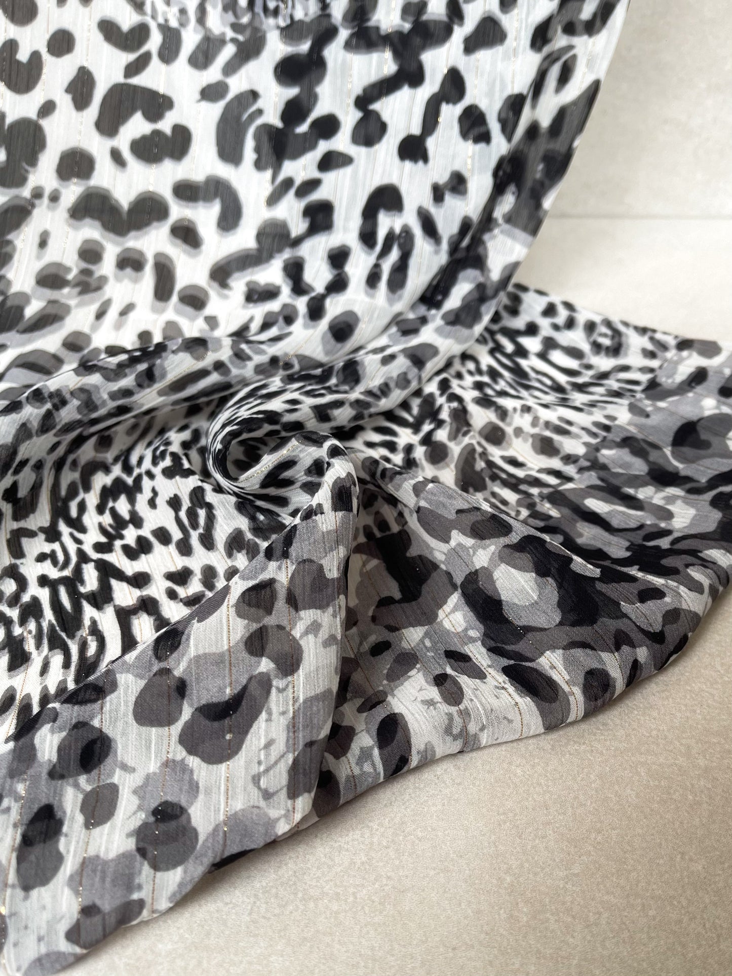 Tela Gasa Animal Print en Blanco y Negro con Lurex Dorado