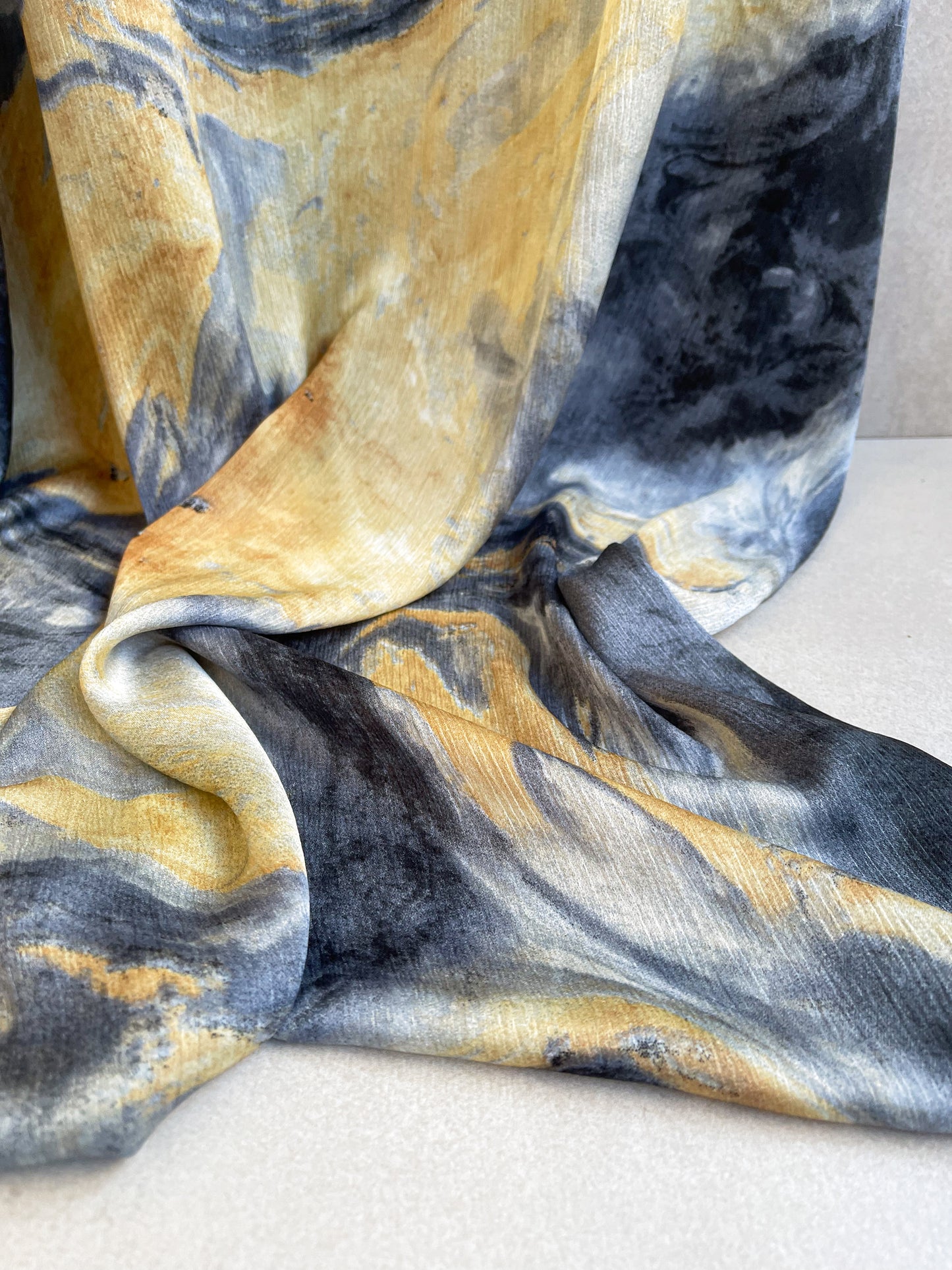 Tela Crepé Satén Crinkle Amarillo Ocre y Gris Azulado