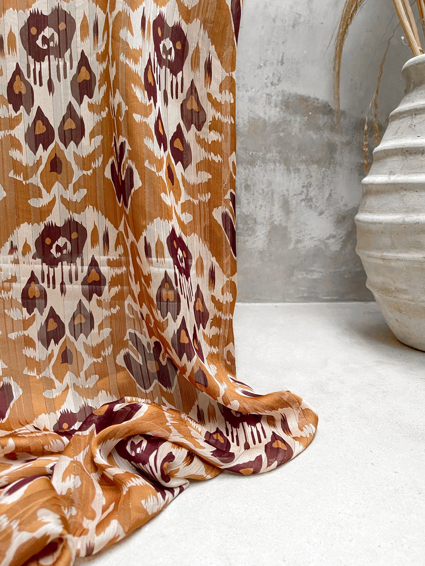 Tela Gasa Texturizada Mostaza con Estampado Étnico en Vino y Crema