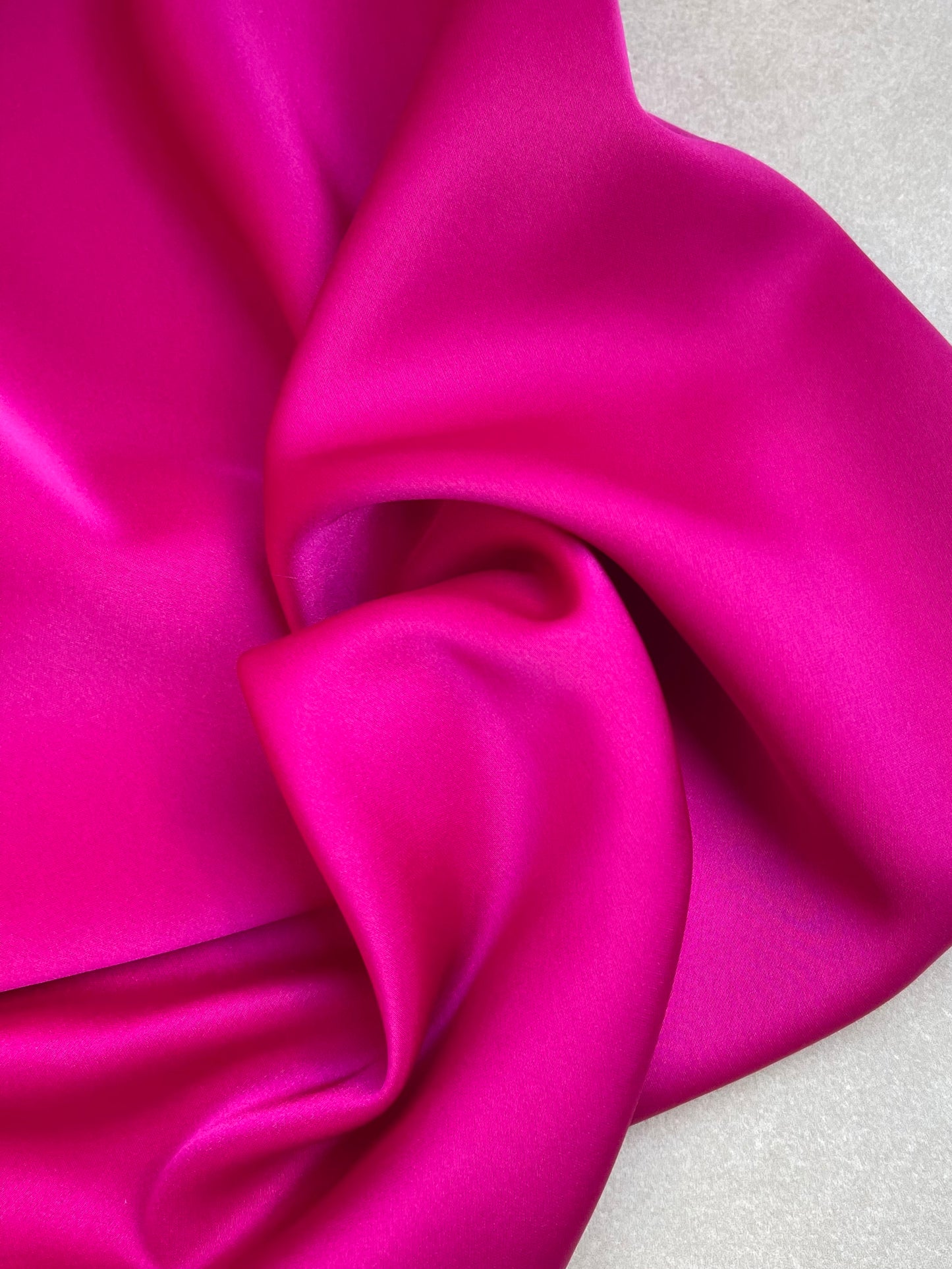 Tela Charmeuse Satinada Fucsia