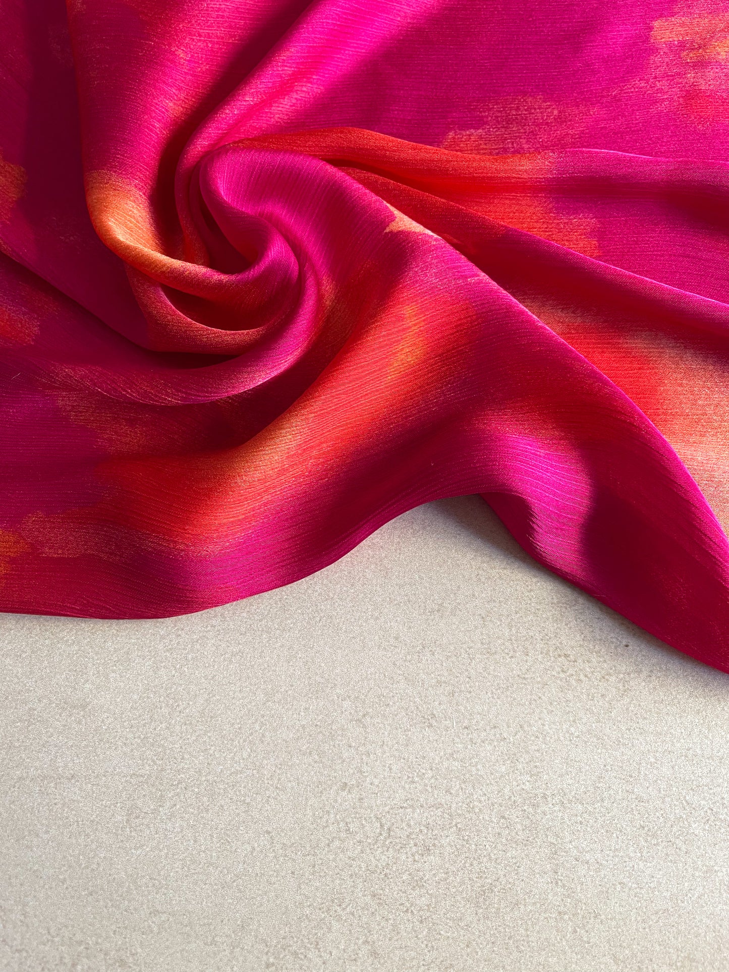 Tela Crepé Satén Crinkle Fucsia con Naranjas y Amarillos