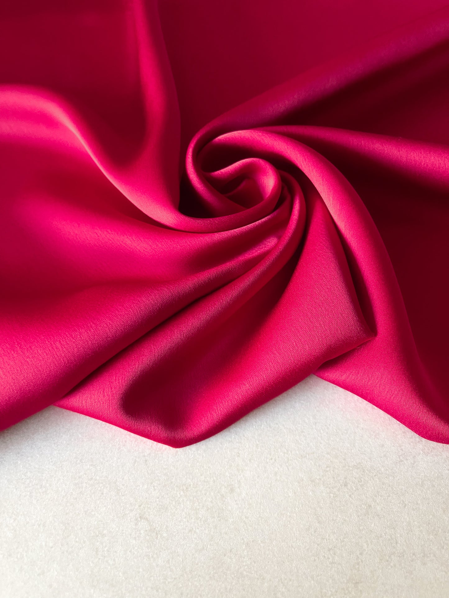 Tela Charmeuse Satinada Viva Magenta