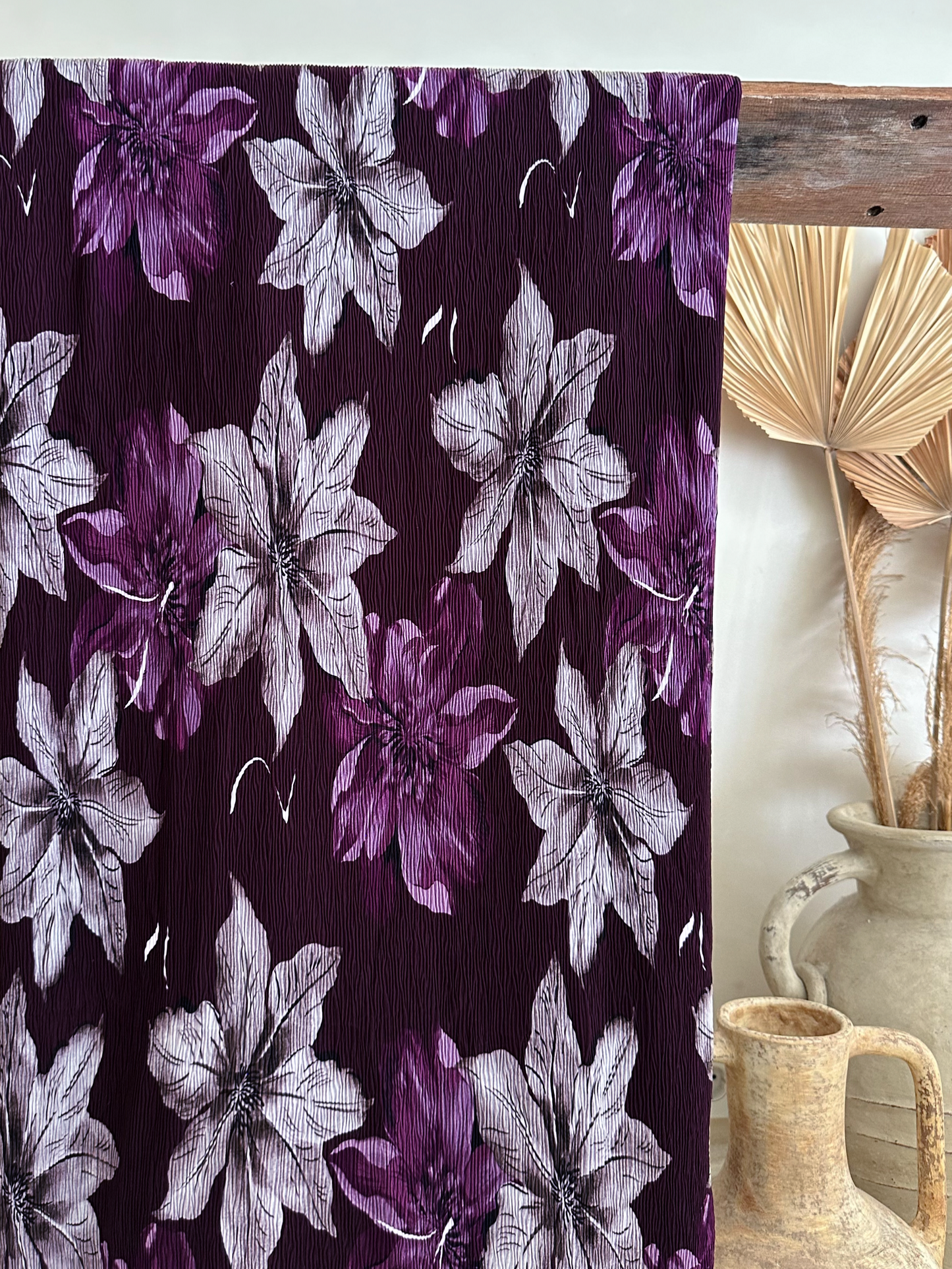 Tela Plisada Estampada Floral en Tonos Morado, gris y Crudo