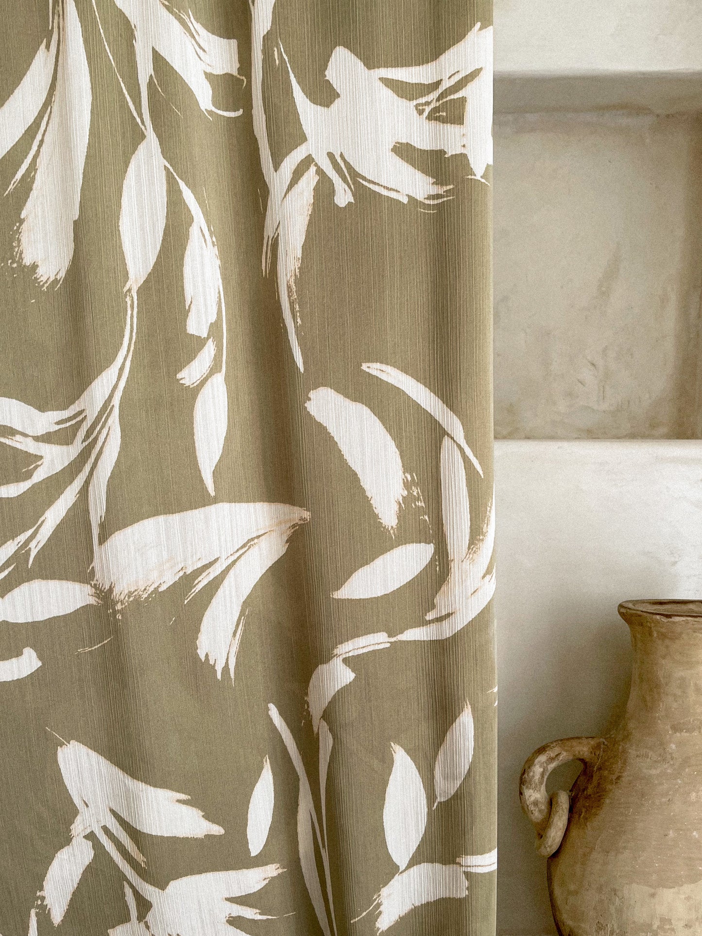 Tela Crepé Satén Crinkle Verde Salvia con Blanco y Toques Rosados