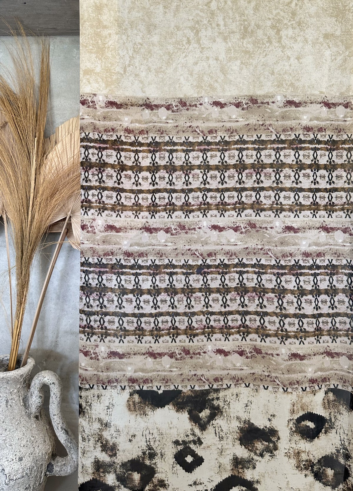 Gasa Estampada Étnica en Beige y Negro