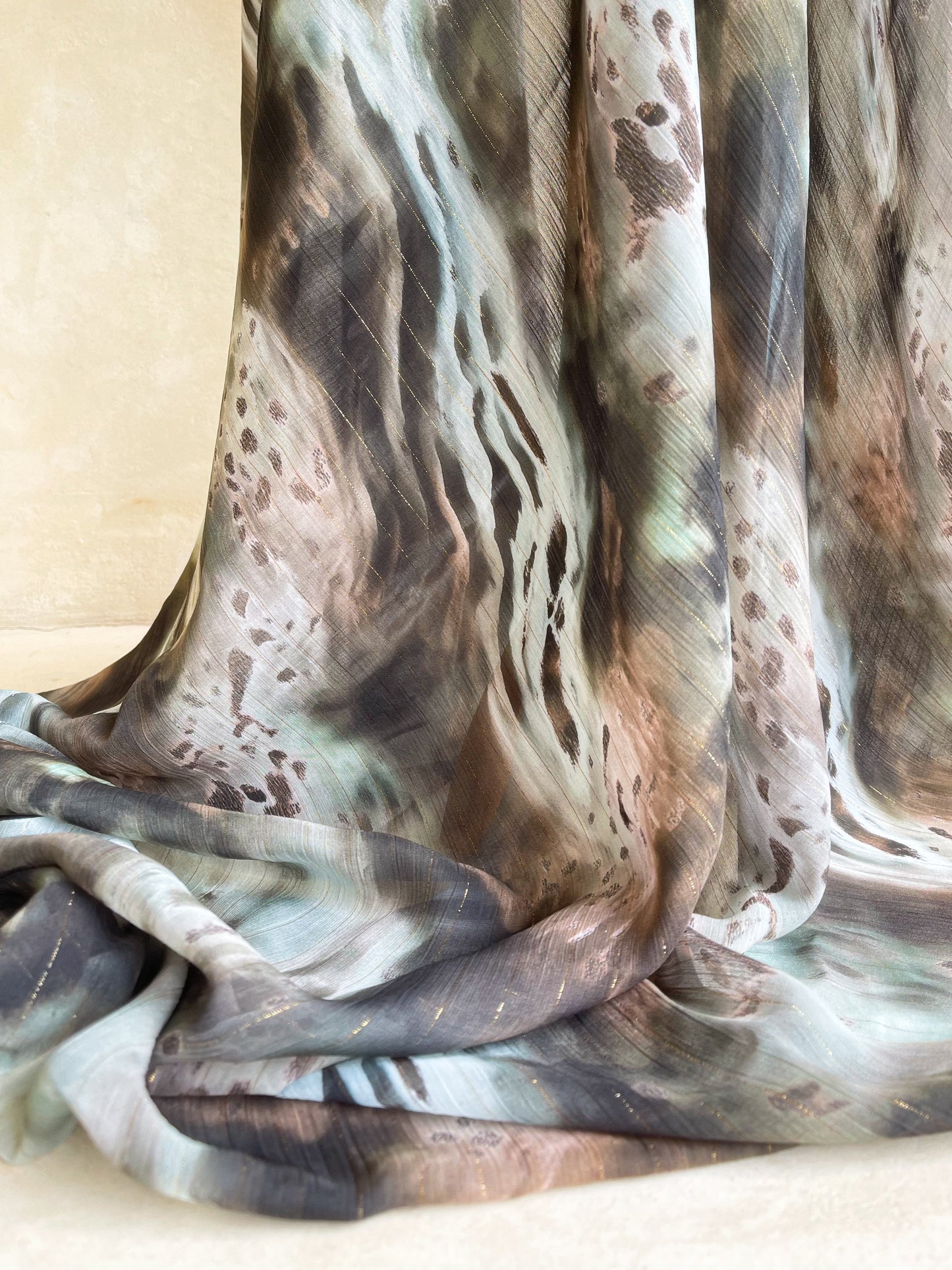 Tela Gasa Estampada en Tonos Tierra y Verde Agua con hilos de Lurex