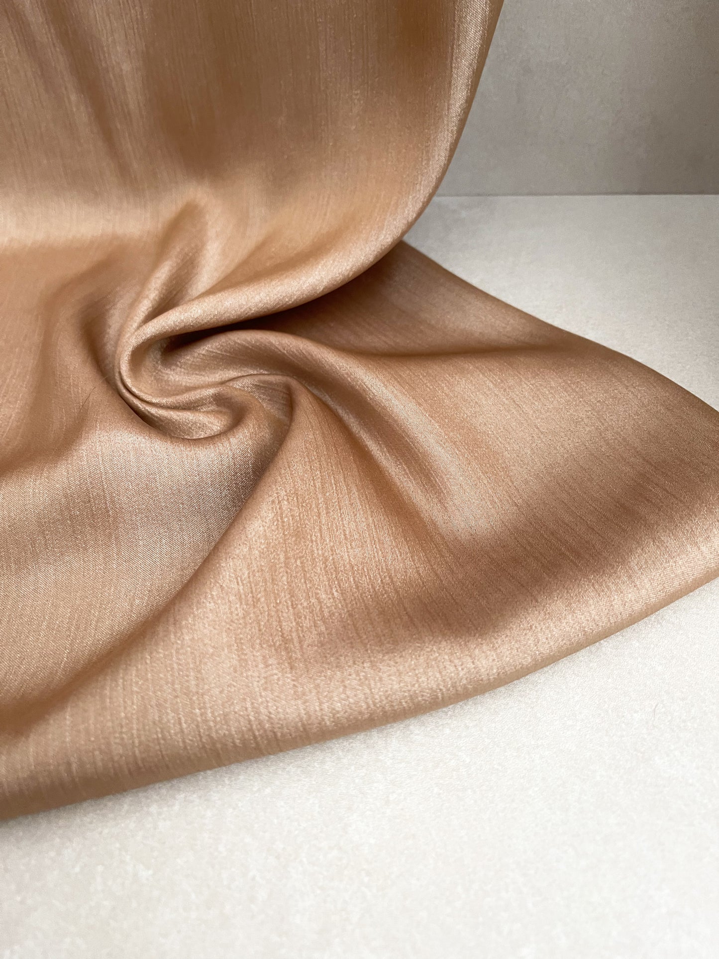 Tela Crepé Crinkle Brillante Nude Dorado