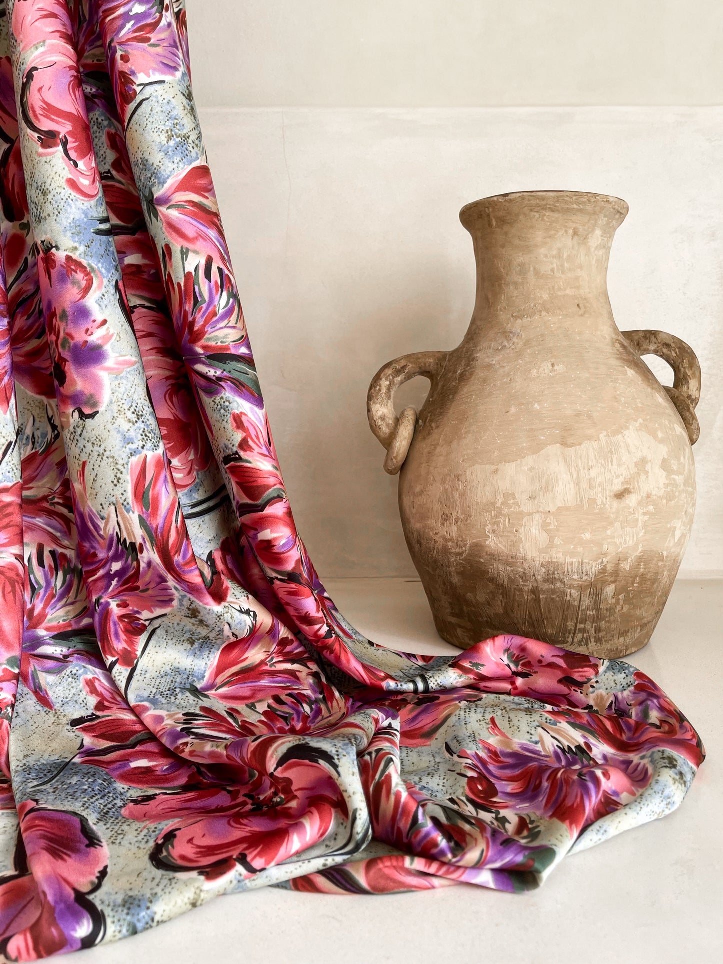 Tela Satén Couture Elastizado – Estampado Floral Artístico en Gris Perla, Fucsia y Coral