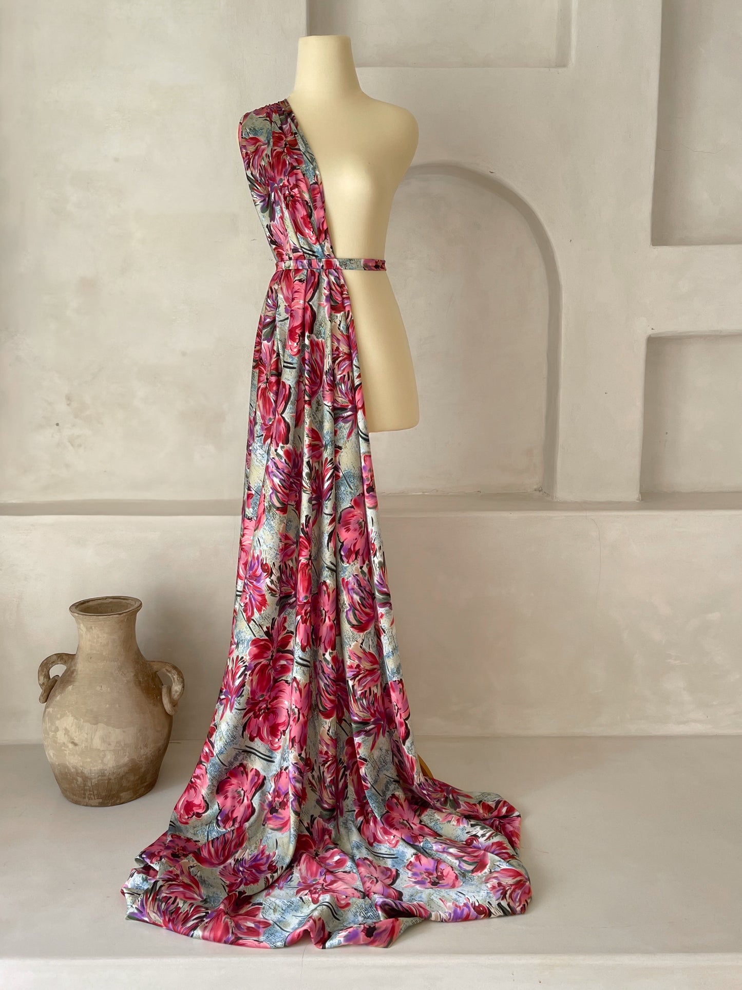 Tela Satén Couture Elastizado – Estampado Floral Artístico en Gris Perla, Fucsia y Coral