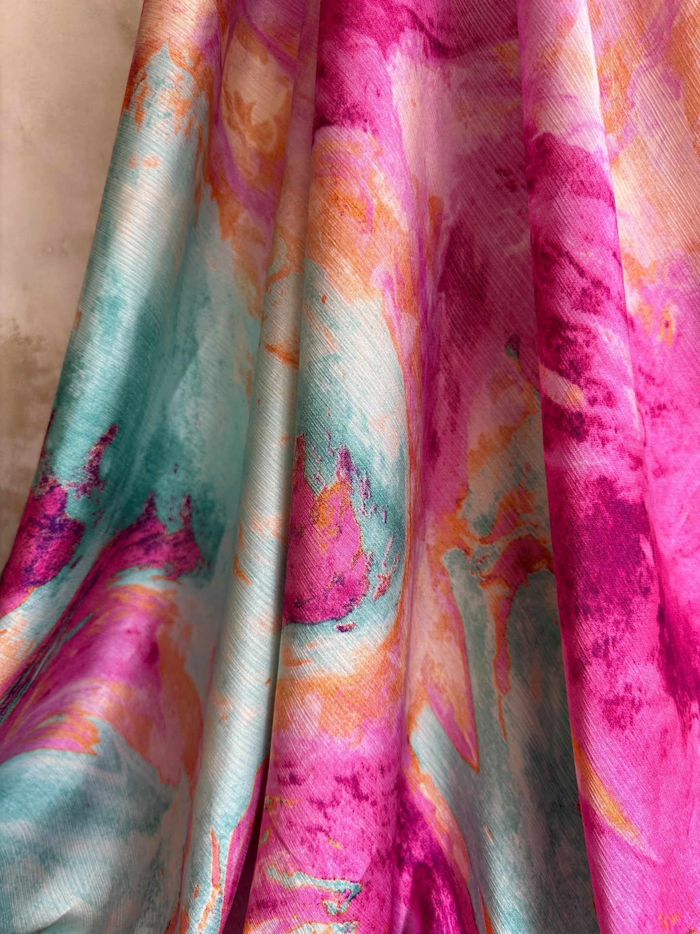 Crepé Satén Crinkle en Tonos Fucsia, Turquesa y Naranja