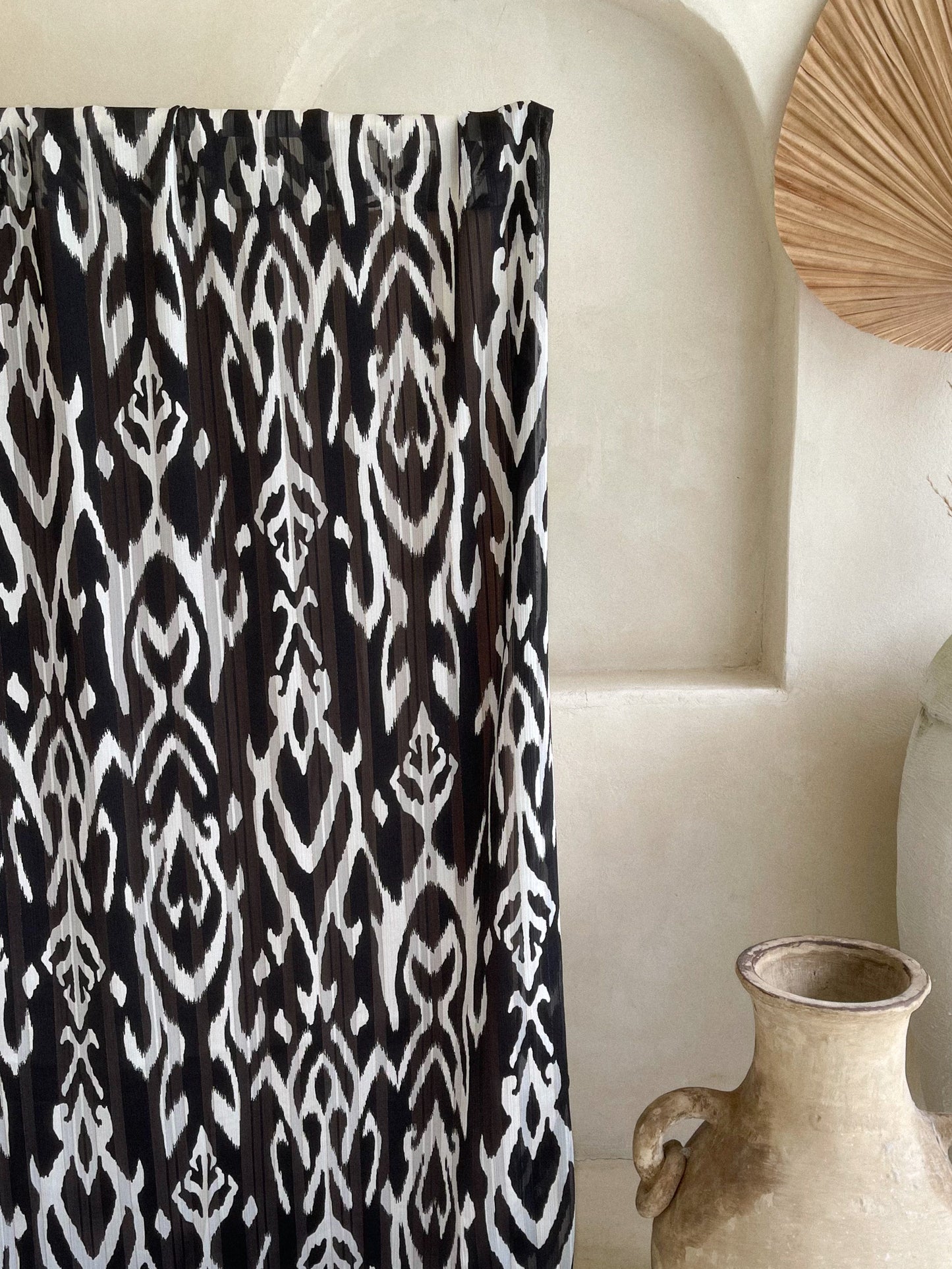 Tela Gasa Texturizada Negra y Blanco con Lúrex Dorado