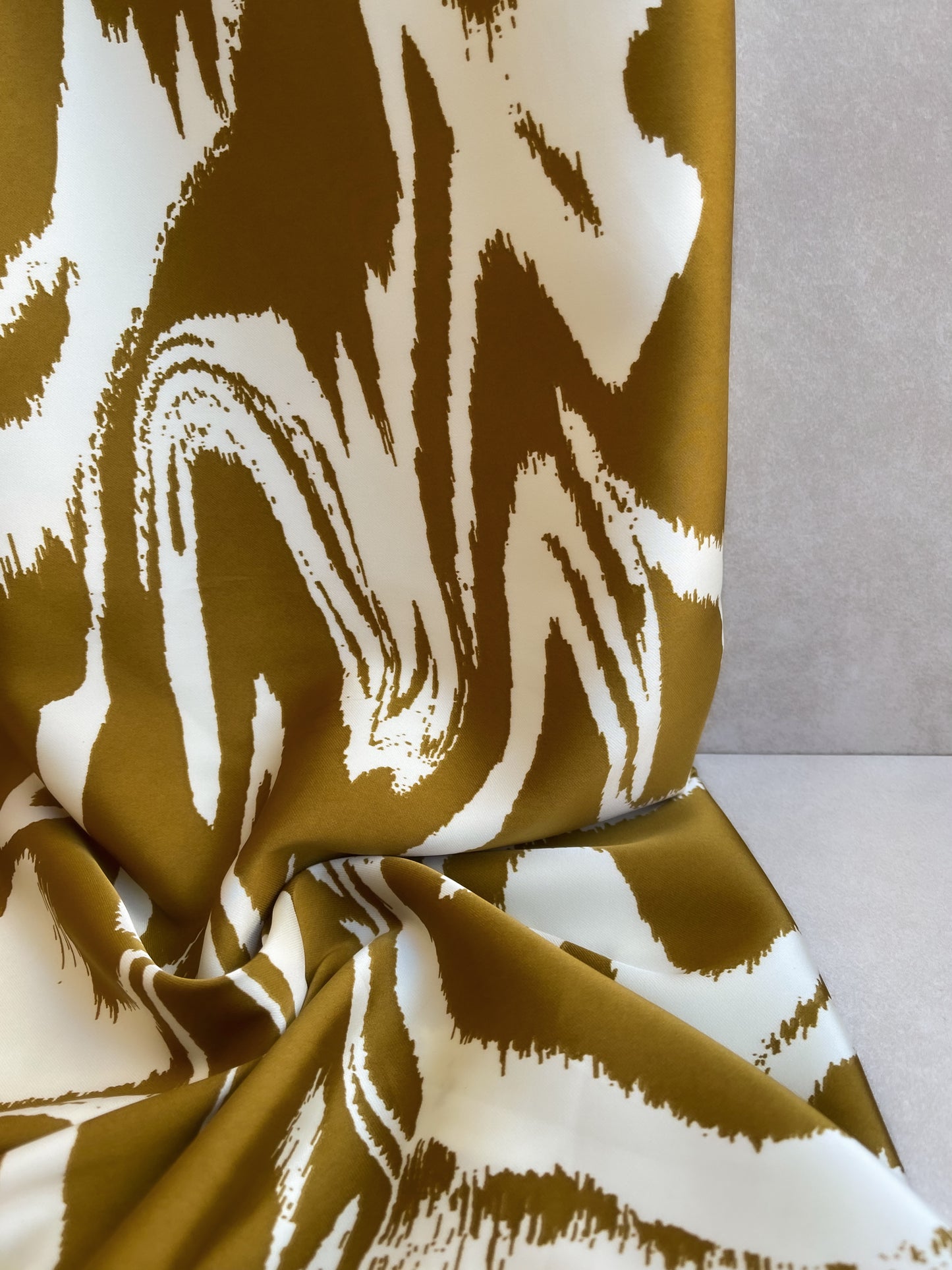 Tela Satén Estampado Mostaza y Crudo