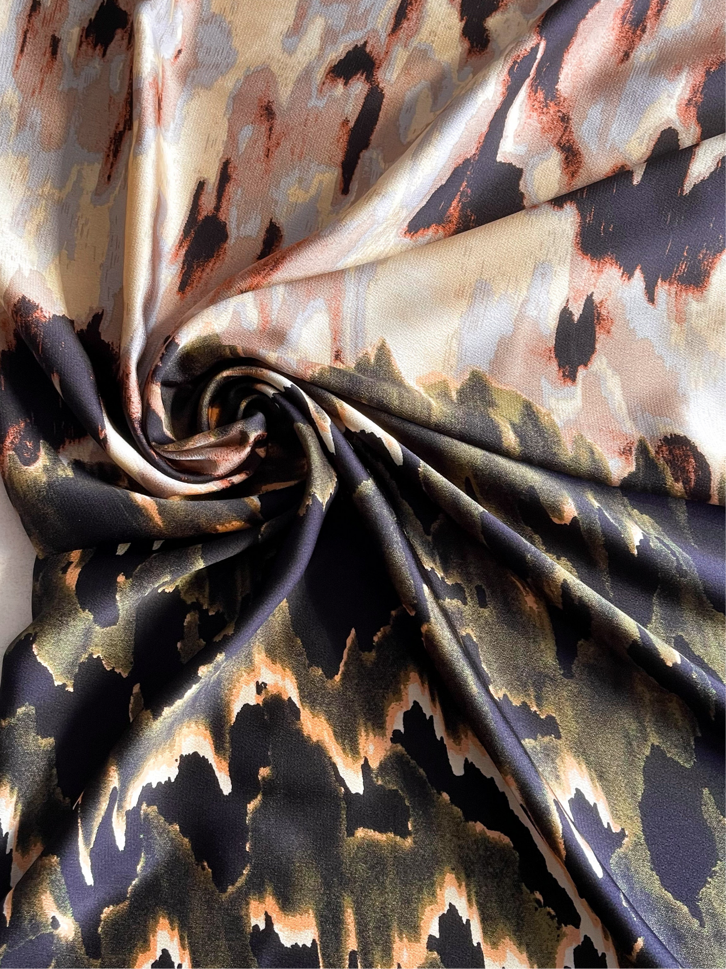 Tela Heavy Crepe Satén Estampado Abstracto en Tonos Tierra y Azul Profundo