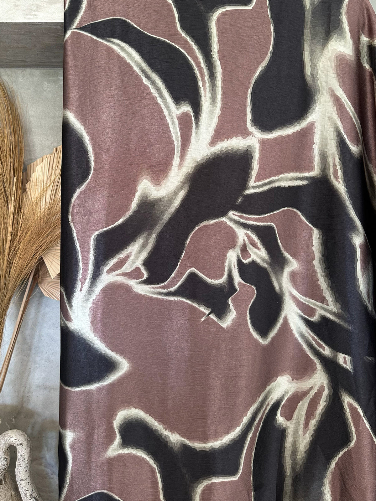 Satén Texturizado Estampado en Café Nude, Negro y Gris