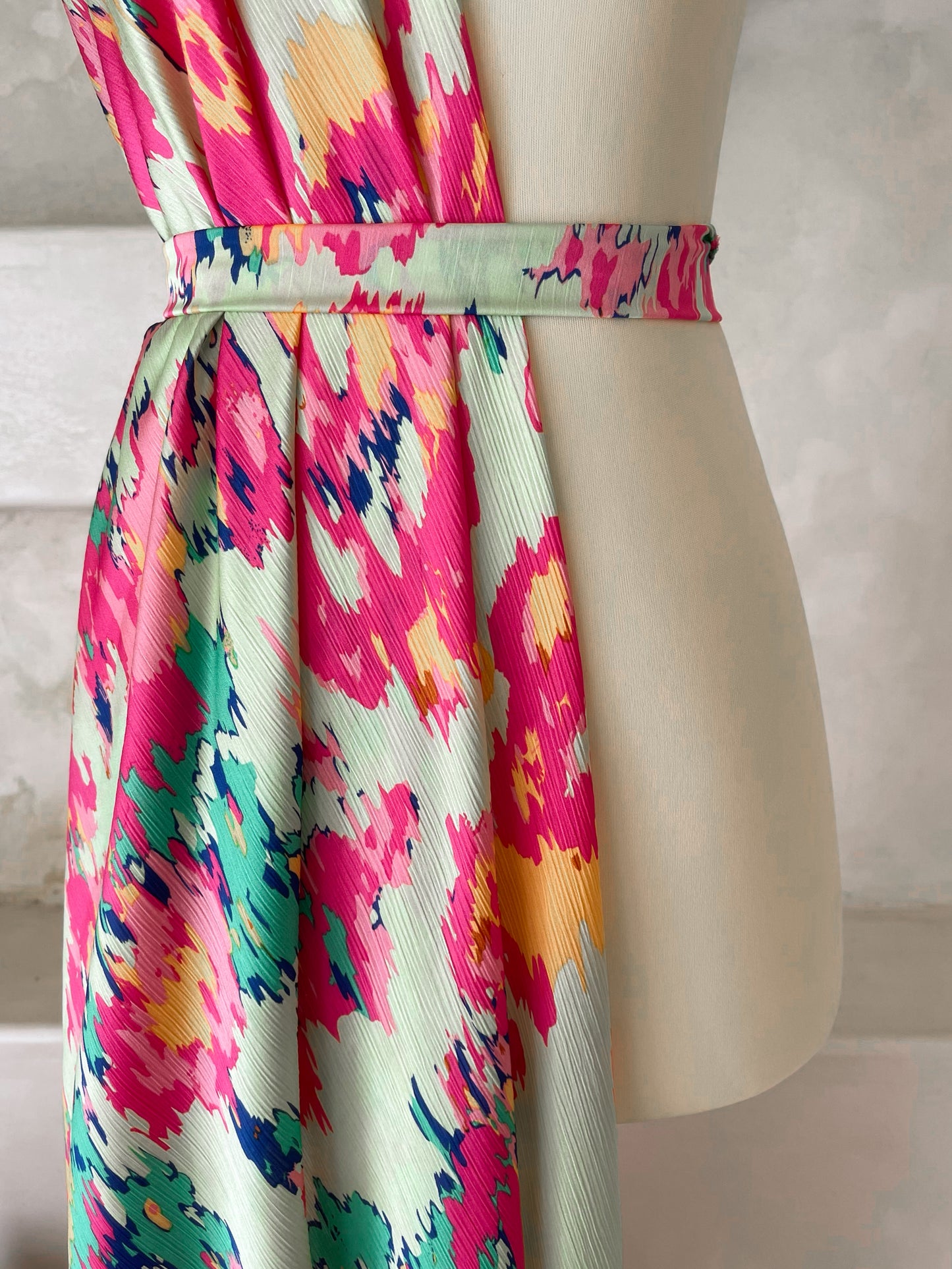 Tela Crepé Satén Crinkle Verde Menta con Fucsia y Amarillo