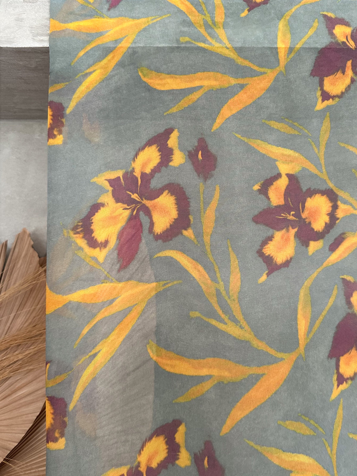 Gasa Estampada Floral en Gris Celeste, Mostaza y Burdeo