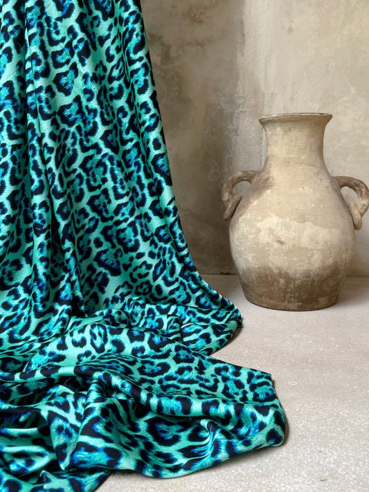 Tela Heavy Crepe Satén Animal Print en Verde y Azul Eléctrico