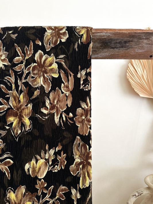Tela Plisada Estampada Floral en Tonos Negro, Café y Mostaza